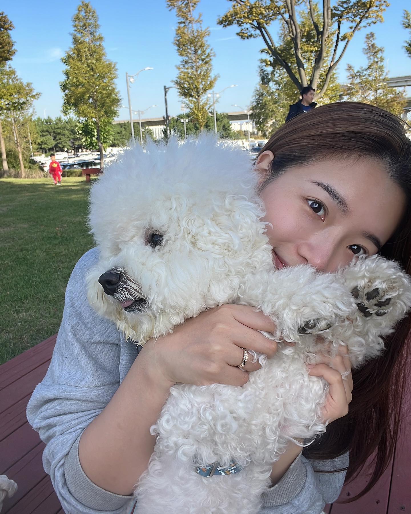 우리 강아지랑 맨날 뒹구르면서 놀고시포