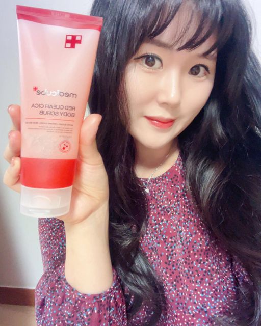 hyejung on Instagram: "#광고 ⭐️30대 여성 인플루언서 체험단입니다⭐️ ❤️메디큐브❤️ 레드 클리어 시카 바디 스크럽 협찬받았어요~~!! 저는 피부가 매우 건조한 편이라서 각질도 생기는 피