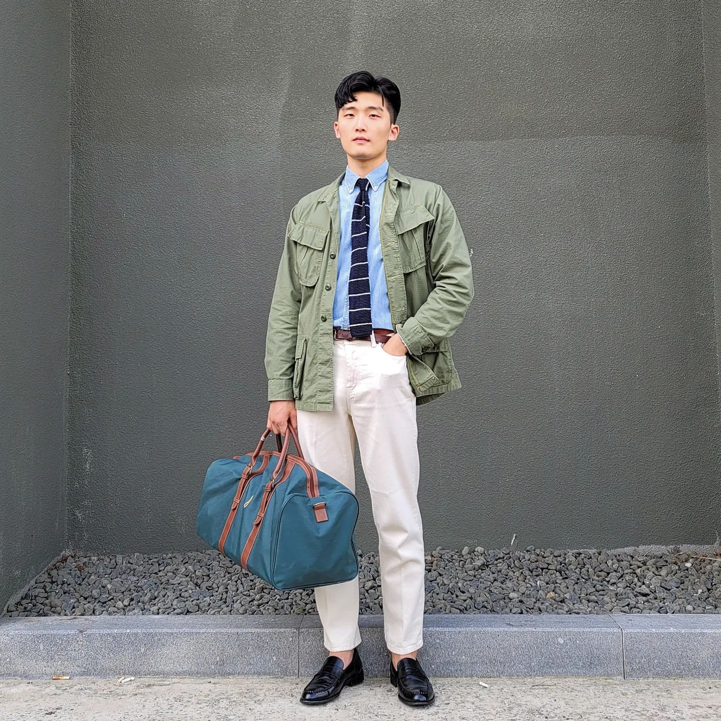 안녕하세요. 일교차가 심한데 자켓 활용하시면서 환절기건강 챙기시길 바랍니다.

선선한 날씨에 연청 셔츠에 니트 타이를 매고 정글퍼티그를 걸쳤습니다. 크림진은 레직기로 주름이 잡혀 각을 살리고 있습니다.

강달러 고금리에 요즘 혼란이 가득한데, 현금흐름을 스스로 창출하는 역량이 어느때보다 중요하게 느껴집니다. 할일이 태산인데 하루가 더 길었으면 좋겠네요.
.
.
.
Top: ymclky 
Shirt: poloralphlauren 
Tie: mannergram_official 
Pants: millioncor_official 
Bag: poloralphlauren 
Watch: citizenwatchus 
Shoes: misope_official