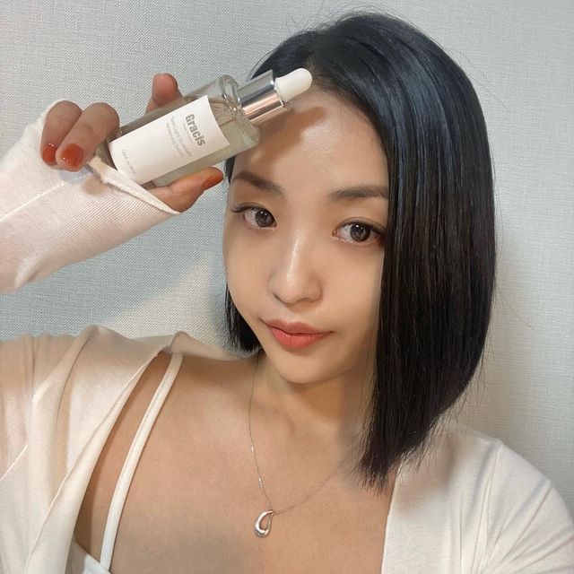 @yustina_no.1 on Instagram: "#협찬 부산 여행에도 가져간 제품 #그라시아#황금세럼 @gracisofficial 황금세럼 쓰면서 피부가 좀 맑아진 느낌이였는데 지인분이 피부 좋아졌다고 칭찬해주셔서 넘 뿌듯