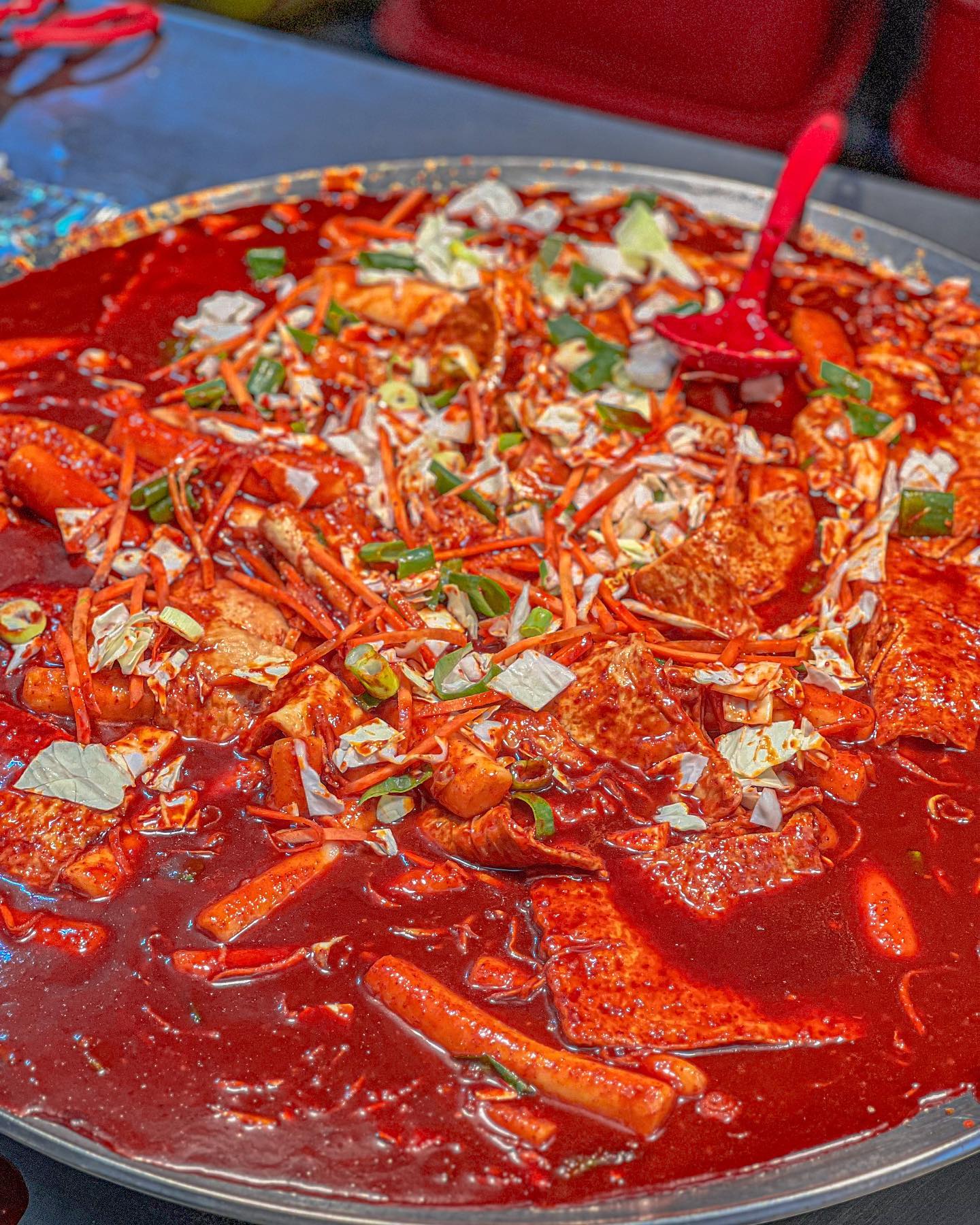 travel_cs_pic #시에스여행

부산 떡볶이 하나보고 찾아 갈 정도로 떡볶이를 좋아하는데요. 부산 특유의 묵직함과 매콤달달한 쌀떡 떡볶이는 못 참죠.
특히 부산 부평 깡통시장 이가네 떡볶이는 그 맛을 잘 살려 부산여행을 계속 떠오르게 하는 맛!

☕ #이가네떡볶이 
📌주소: 부산 중구 부평1길 48
📌영업시간: 매일 10:00 ~ 17:00 (일요일 휴무)
📌주차장: 부평 깡통시장 공영주차장 이용

---------------------
📍블로그 -> https://blog.naver.com/ckdtn910731
📍인플홈 -> https://in.naver.com/cs_travel