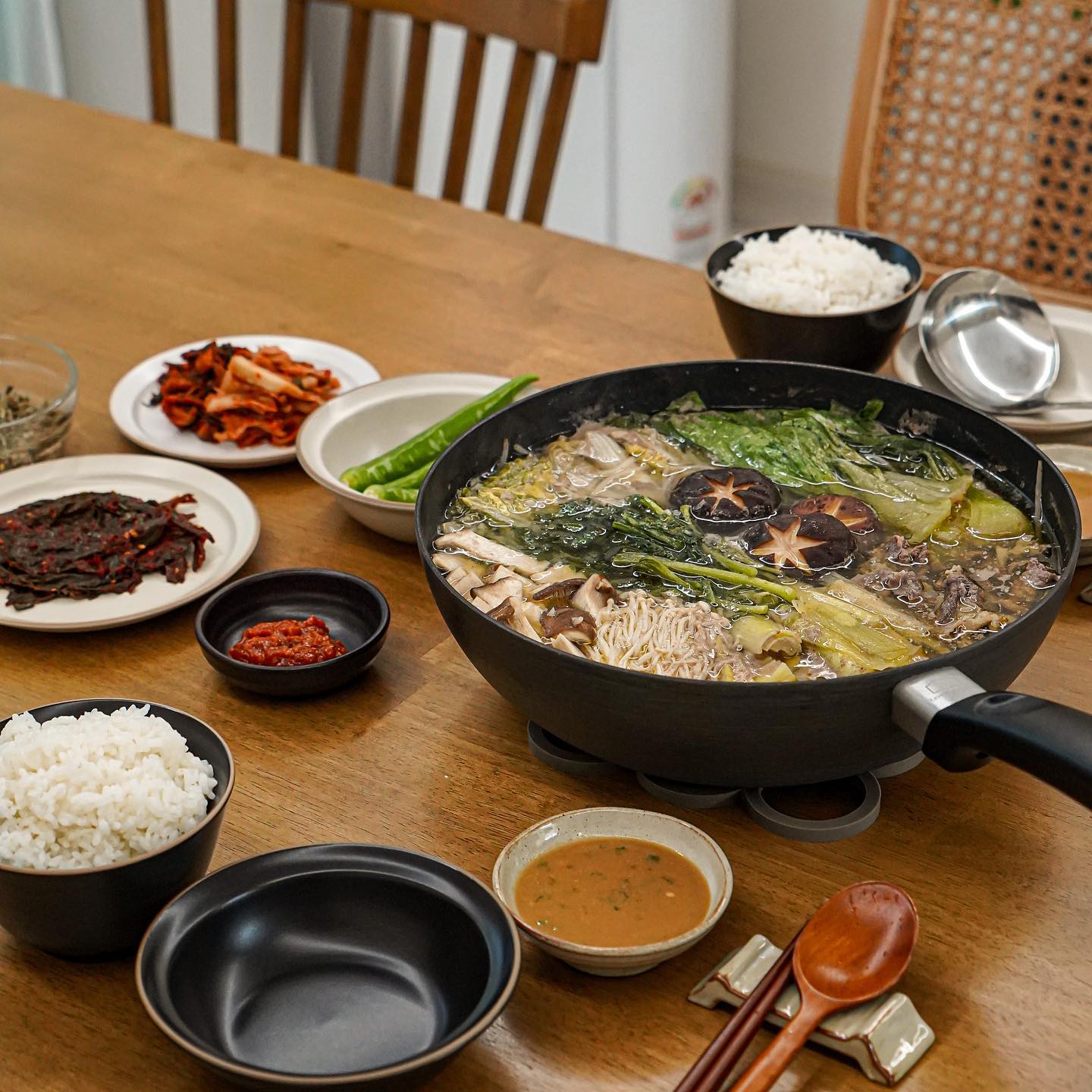 _
집에서 먹으면 고기랑 채소를 가득 먹을 수 있어서 좋은 야채전골🍲🤎
이젠 제법 저녁 바람이 쌀쌀해졌다.
찬바람 불어올 땐 뜨끈한 국물을🤤