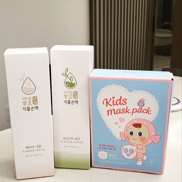 누구나 다 아는 그 브랜드 #함소아 :)
아직은 여리고 예민한 피부의 아이를 위해서 꼭 필요한 케어용품을 준비했어요. 아들이랑 조카랑 처음해 본 유아 마스크팩에 신이 났어용🎈
아침 저녁으로는 자연유래 #식물순액 모이스처 로션&크림 바르고 야외 놀러갔다오면 귀여운 고양이모양 #키즈마스크팩 으로 관리해요!

#베리어크림 #안심로션 #모이스처로션 #안심크림 #진정보호 #집중보습 #촉촉수분 #착한성분화장품 #유아화장품추천 #일상 #데일리 #가을준비 #촉촉