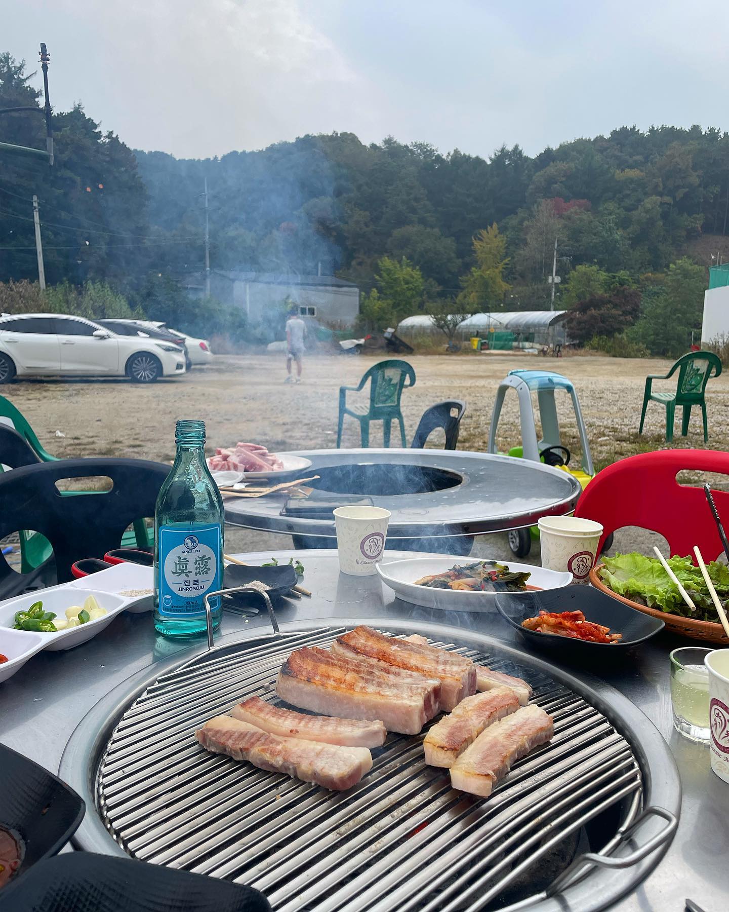 #용인 _바른고기
📍 경기 용인시 처인구 묵동로 65-12 1층 바른고기

몇년전부터 가던 숨은 맛집 ..
진짜 나만 아는 맛집.. 🥹🥹

분위기, 풍경 말할 것도 없는 야외 고깃집 🫶
고기질도 너~무 좋고 가성비 최고임 ㅠㅠㅠ
용인 안쪽에 있어서 차가 있어야 편하긴 한데 진짜 가면 절대절대 후회 ❌❌❌🙅‍♀️🙅‍♀️

날 더 추워지기전에 한번 더 가야지🤔