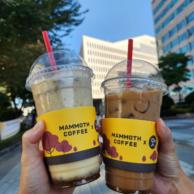 윰's 먹생활 🥑 on Instagram: "#광고 #매머드커피 #상도역점 학교생활하면서 카페인충전은 당연지사!! 학교 앞 매머드커피는 저렴하면서 맛도 좋아 애용하고 있어서 이렇게 데리고 왔지요~🤗