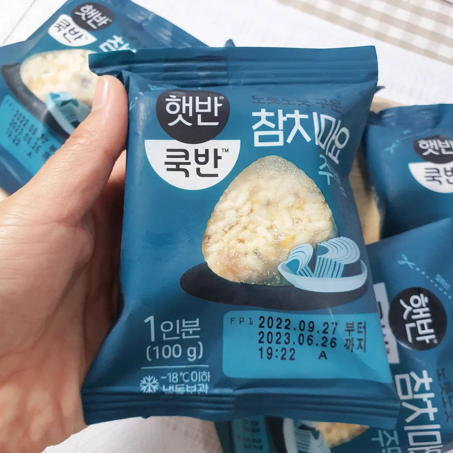 #햇반참치마요주먹밥 리뷰 #쿡반 
#구운주먹밥 맛이나요.
짭쪼름하고 다소 느끼한편~
 바삭한 칩 느낌의 계란(?)도 들어있는데
아이가 안좋아해서 재구매는 안할듯요

#난맛있는데 엄마지갑은 아이때문에 연다