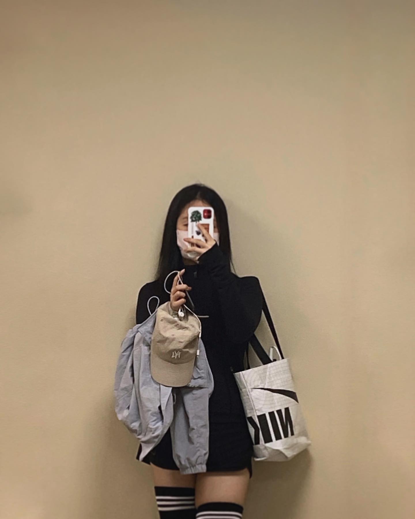 내가 가본 세번째 수영장!!
9시에 올림픽 수영장 가다가 갑자기
딴데 가보고 싶어서 바로가봤다ㅎㅎㅎ
새로운 곳 가는거는 항상 긴장되는거 같다

1. 와 샤워기 수압 진짜 쎄고 타일도 베이지색이여서 넘 맘이 부드러웠다ㅎㅎㅎㅎ😌😌🎀

2. 아직 열린거 다들 모르는 지 사람 없어서 완전 황제 수영했다ㅋㅋ😛

3. 이상하게 염소 냄새가 전혀 안났다… 😆너무 신기해 지금까지 올림픽수영장이 제일 강력하고 거기는 한시간해더 몸이 뻐덩뻐덩 해지는 므낌인데 오늘 간데는 물 진짜 깨끗하고.. 물이 부드러웠다 그 물빠지는 곳에 특유의 물비린내 있는데 그런거도 전혀 없어서 너무 쾌적했다! 최고👍🏻👍🏻👍🏻

4. 탈의실 관리해주시는 아주머니가 어디사 많이 뵌븐 같은데 어디서 본거지 하다가 혹시 00수영장에서..? 이러니까 맞다궄ㅋㅋㅋㅋㅋㅋㅋㅋ너무 반가웠당히히히 옮기셨다거 한다!!🫶🏻🤪

5. 수영장 공공디자인이라거 하면 레일블럭 이라 하나 동그란 돌아가는거도 빨노파고 깃발도 빨노파 해서 배영하면서 어디끼지 왔는지 그냥 생각 안해도 눈에 보였다
ㅋㅋㅋㅌㅋㅋㅋ여기는 천장 타일도 하늘색 아이보리색 이고 깃발도 그래서 깃발이 인지가 안됐다 옛날에 디자인배울때 기능이냐 심미성이냐 되게 많이 갈렸는데 !!!! 이쁘긴한데 배영할때 머리 두번이나 박았당ㅎㅋㅋ (그래도 저도 이쁜게 젤 좋아요힣ㅎㅎㅎㅎㅎ ) 🤭🤭

대신 구명조끼랑 튜브가 수영장에서 진짜 제일 시강이어서 위급할때에 적합한거같다! 👀

6.애플워치가 자꾸 자기 혼자 운동종료하고 일시정지 시킨다 뭐야 왜이러세여

7. 자유수영 암묵적 국룰이 끝나기 30분..? 전이면 다들 한줄로 접영 하는데 여긴 안했다 ㅋㅋㅋㅌㅋㅋ눈칫껏 피해다니면서 접영했다ㅎㅎㅎ( 접영할까요? 할 사람도 없어가지구 힣 )

8. 월요일에 수강신청 하는데 하 긴장된당
ㅠㅜㅜ🤮🤮🤮🤮🤮🤮🤮