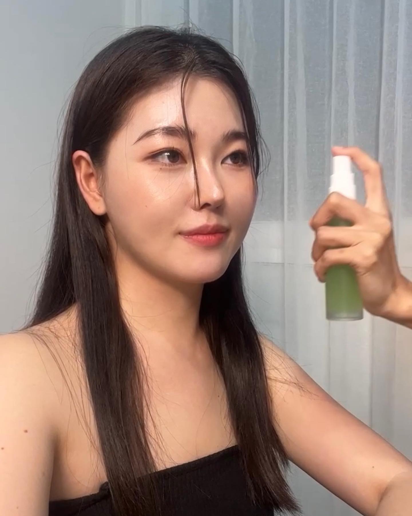 #협찬◡̈ liiz.official 
앰플 미스트의 보습 + 틴트 쿠션의 촉촉함이 더해져 건조한 환절기에도 수분광이 올라오는 피부표현이 가능해요🥚🤍 뽀송한 느낌도 좋지만 촉촉한 피부 베이스에 글로시한 립 바르는 것도 좋아하는데 투명하고 촉촉하게 발색되는 피부표현력이 너무 마음에 들었어요

✨10.17 ~ 10.24 리즈 타임 기간 동안, 자사몰에서 전 제품 1+1뿐만 아니라 최대 50% 추가 할인된 [환절기 특가전]을 진행한다고 하니 놓치지 말고 만나보세요!✨

전 제품 무료 배송은 물론, 리즈 플러스 친구를 맺으면 1만원 추가 할인도 받을 수 있어요🤍