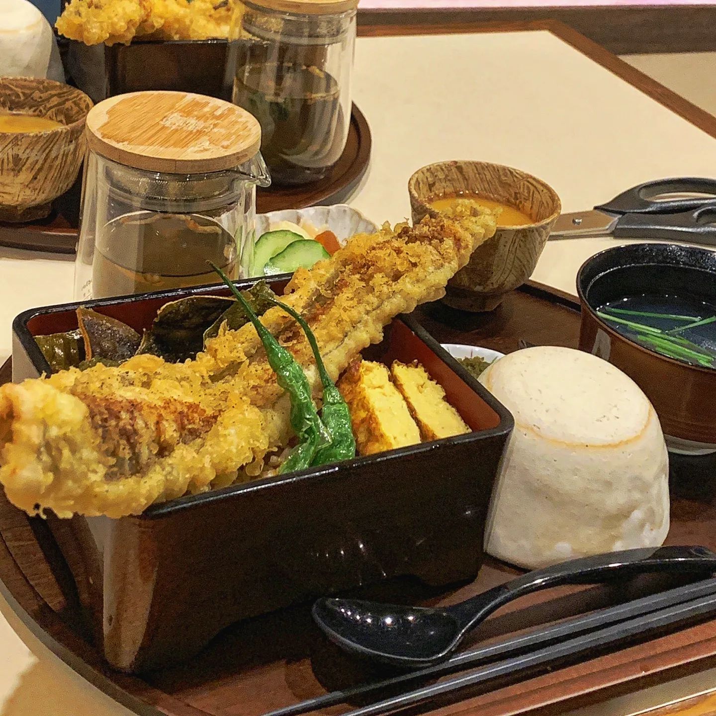 #내돈내산 #잠실장어 #장어덮밥🍱 #NEGI
인스타 오랜만에 들어온김에 뭐라도 업로드하기!

지금으로부터 2주 전에 친구와 저녁 식사로 다녀왔었는데
맛도 구성도 친절함도 모두 만족스러웠다.

앗 그리고 양까지 상당히 푸짐한 스타일이었다!
70퍼센트 먹고서 배가 정말 많이 불렀는데,
이 존맛 덮밥을 남기면 인생손해라는 생각에😄
결국 다 집어넣고 옴,, 🐷 고정도로 진짜 마싯음 ㅋㅋㅋㅋㅋㅋㅋ

#잠실맛집추천 #잠실데이트 #송파맛집 #잠실역밥집 #서울장어덮밥 #친구랑데이트 #잠실밥집 #잠실네기우나기야 #잠실덮밥맛집