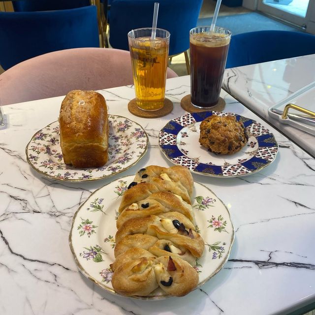 🎀 𝓗𝔂𝓾𝓷 𝓙𝓲 🎀 on Instagram: "with #카페몰로 #광고 평소 회기역 쪽 올 때면 지나다니면서 여기 꼭 가자고 하곤 했었는데 소원 성취🌸 역에서 멀지 않아서 좋았고, 다양한 빵들과 브