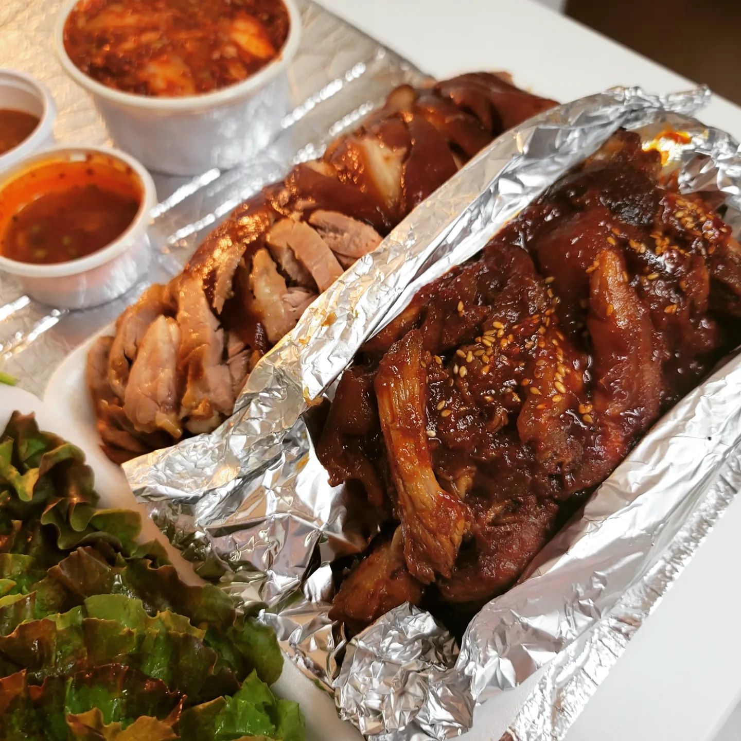 #선릉맛집 #뽕나무쟁이족발 #오잇_강남
주말에 등산을 하고 이상하게 족발이 땡기더라구요~ 그런데 요근래 먹었던곳중 맛있는곳이 생각났는데 바로 뽕나무쟁이 족발입니다~ 선릉에서 맛있게 먹었던곳중 한곳이라 꼭 가보셨으면 좋겠습니다!

저는 반반족발을 먹었는데요~ 정말 맛있어요! 제가 맵찔이인데 양녕족발은 맵지않고 맛있어요 젓가락이 멈추지 않더라고요 저는 다음에 가면 양념족발 또 먹을것 같아요! 일반 족발도 부들부들하고 잡내도 없고 맛있네요~ 심지어 김치도 맛있어요! 이렇게 포장도 가능하니 꼭 한번 드셔보세요 후회는 없습니다~ 저는 또 방문할거에요~~

네이버 검색창에 @오잇 검색하셔서 보시거나 혹은 프로필 링크를 클릭해주세요!
.
.
.
#음식스타그램 #먹스타그램 #먹스타맞팔 #먹스타맞팔환영 #족발 #족발맛집 #선릉 #삼성동맛집 #선릉역맛집 #jmt #존맛 #존맛탱 #맛집 #맛스타그램 #소통환영 #소통 #선팔하면맞팔 #음식추천 #추천음식 #추천메뉴 #메뉴추천 #맛있다그램 #양념족발 #삼성역 #강남맛집 #푸드스타그램 #내돈내산