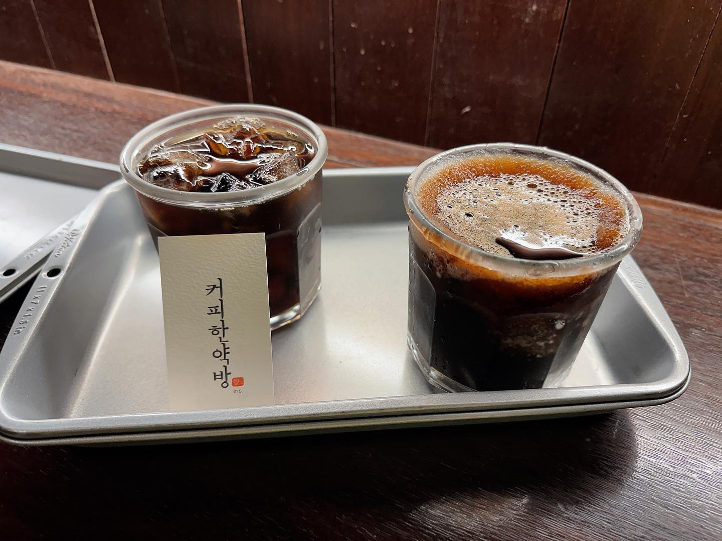 📍레트로 감성 을지로카페 ‘커피한약방‘
⠀⠀⠀⠀⠀⠀⠀⠀⠀⠀⠀⠀⠀⠀⠀⠀ 
힙지로에서 옛감성을 찾고 있다면?!
허준의원님이 병자를 봐주며 치료해주시던
혜민서 자리에 위치한 커피한약방 어떠세요?!
⠀⠀⠀⠀⠀⠀⠀⠀⠀⠀⠀⠀⠀⠀⠀⠀ 
힙하면서 옛 레트로 감성도 넘치는 이곳은
골목길 안쪽에 있지만 외국인들도 많이 방문 할 정도로
필수로 방문해야하는 곳 중 한 곳입니다👍👍
⠀⠀⠀⠀⠀⠀⠀⠀⠀⠀⠀⠀⠀⠀⠀⠀ 
필터커피를 주문하면 앞에서 바로 드립커피로 내려주는데
요거 구경하는 재미때문에 필터커피만 주문 할 것 같아요😎
⠀⠀⠀⠀⠀⠀⠀⠀⠀⠀⠀⠀⠀⠀⠀⠀ 
커피한약방 바로 앞에는 혜민당이 있는데
혜민당은 베이커리, 디저트를 판매하는 카페로
한약방과 같은 카페라서 한약방에서 커피구매 후 
혜민당카페 이용이 가능합니다!
⠀⠀⠀⠀⠀⠀⠀⠀⠀⠀⠀⠀⠀⠀⠀⠀ 
3층으로 이루어져 있는데 층마다 분위기가 달라서
더 끌리는 곳에서 이용하면 좋을 것 같아요❤️

❗️필터커피 원두 중 블랜드를 고르시면
위에 눈꽃얼음이 올라져 나와서 신기했습니다😎
⠀⠀⠀⠀⠀⠀⠀⠀⠀⠀⠀⠀⠀⠀⠀⠀ 
•구매리스트
⎷ 케냐(ice) 저녁상 콩자반  5,500원
⎷ 블랜드(only ice) 동네어귀 방앗간  4,500원
ㄴ*시그니처 커피*
⎷ 자몽타르트  8,000원
⠀⠀⠀⠀⠀⠀⠀⠀⠀⠀⠀⠀⠀⠀⠀⠀ 
📍커피한약방
⎷ 주소 : 서울 중구 삼일대로12길 16-6
⎷ 영업시간 : am11:00 - pm22:00
⎷ 매장번호 : 070-4148-4242
⠀⠀⠀⠀⠀⠀⠀⠀⠀⠀⠀⠀⠀⠀⠀⠀ 
커피한약방 인스타그램
coffee_hanyakbang 
⠀⠀⠀⠀⠀⠀⠀⠀⠀⠀⠀⠀⠀⠀⠀⠀ 
⠀⠀⠀⠀⠀⠀⠀⠀⠀⠀⠀⠀⠀⠀⠀⠀ 
#을지로카페 #레트로카페 #힙지로카페 #카페추천