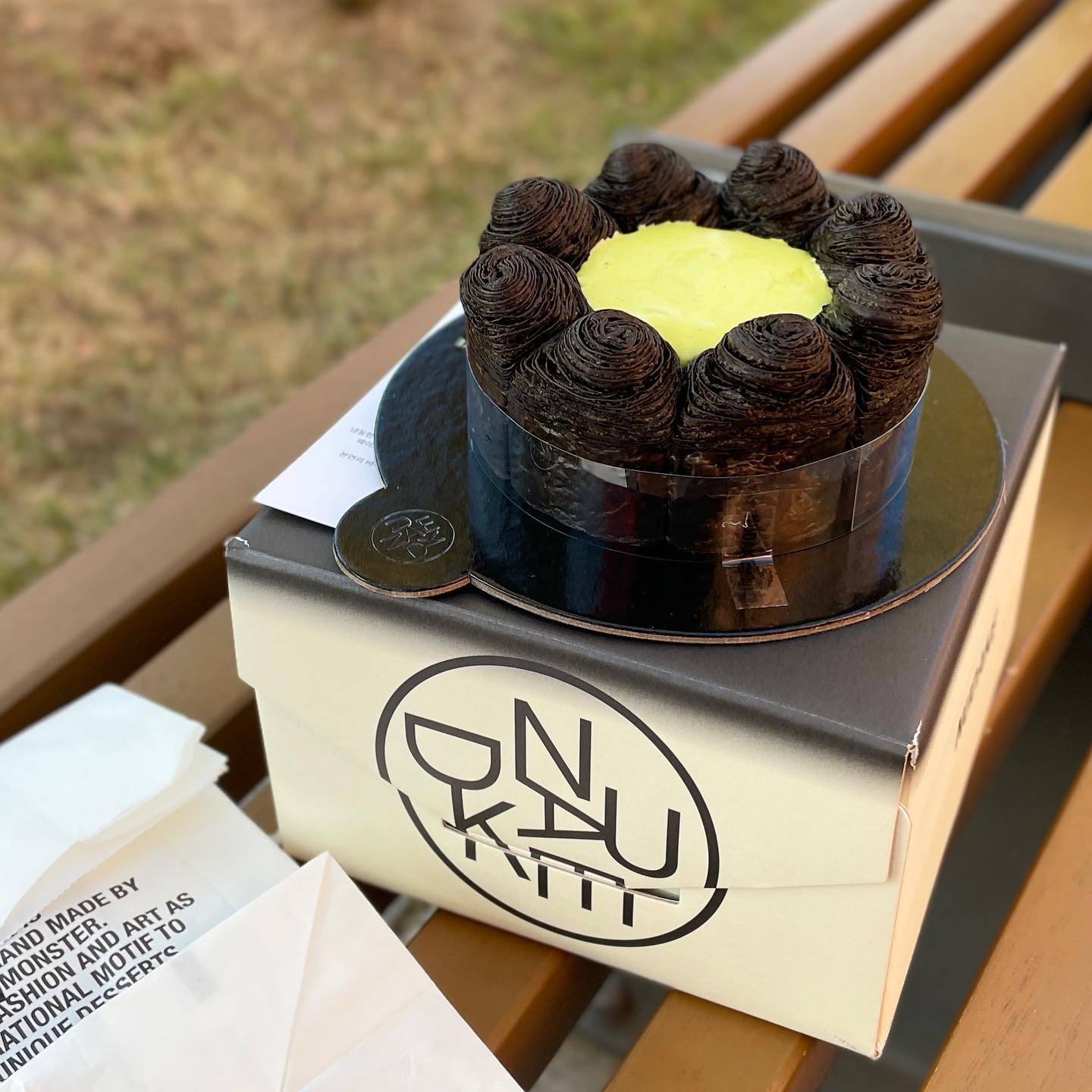 🏷한 주 기록

#누데이크 
미술 전시를 보고온 듯한 디저트 브랜드
New, Different, Cake
누데이크(NUDAKE)

처음엔 작품같은 비주얼에 혹했을 뿐인데
아이웨어 브랜드에서 자신들의 미학을
좀 더 친근하게 알리기위해 고객의 접근과
소비가 편한 디저트라는 아이템을 떠올리고
디저트 브랜드로 파생시켰다는 점,

그 미학을 뚜렷하게 드러내기 위해
제과•제빵에 공간, 순수미술, 브랜딩,
그래픽, 패션 등 다양한 분야를 콜라보시켜
기존 디저트의 공식을 파괴시켰다는 점에서
브랜드호감도 급상승.

#작은방주
정작 공연은 작품보는 안목이 없어서
별 감흥을 느끼지못했고, 머리없이 몸체 뿐인
지푸라기들이 어깨로 원탁을 지탱하고
원탁 위에 하나뿐인 머리를 차지하기위해
치열하게 경쟁하는 '원탁'이라는 작품만
눈에 들어왔던 전시.