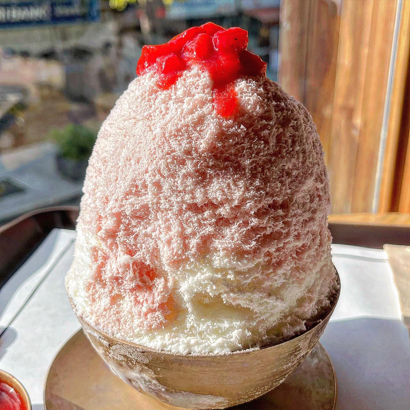 🚩빙수가 왜 쫀득해요? #삼청빙수 

우유빙수 많이 먹어봤지만, 이렇게 쫀쫀한 빙수는 또 첨이라구요?
기본 먹을까 고민하다가 딸기로 시켜봤는데 진짜 딸기우유맛 미침,,,
딸기청?같은거 따로 담아주시는데, 넘 새콤해서 당황🥲
근데 달달한 우유얼음이랑 섞어먹으니 딱이었어요 열심히 섞먹하시길

첨에 그릇이 넘 쪼만해서 이거 어떻게 먹누;;
했는데 진짜 쫀쫀해서 잘 고정되어있더라구요
앞접시도 달라하면 주시는 모양이니.. 참고하셔요ꪔ̤̫

🏷️삼청빙수(📍안국역 2번출구)
🏷️딸기빙수(12,000원)
🏷️매일 12:00-20:00

🔎#지니_안국 

#빙수맛집 #딸기빙수 #삼청동 #삼청동맛집 #삼청동카페 #삼청동데이트 #빙수타그램