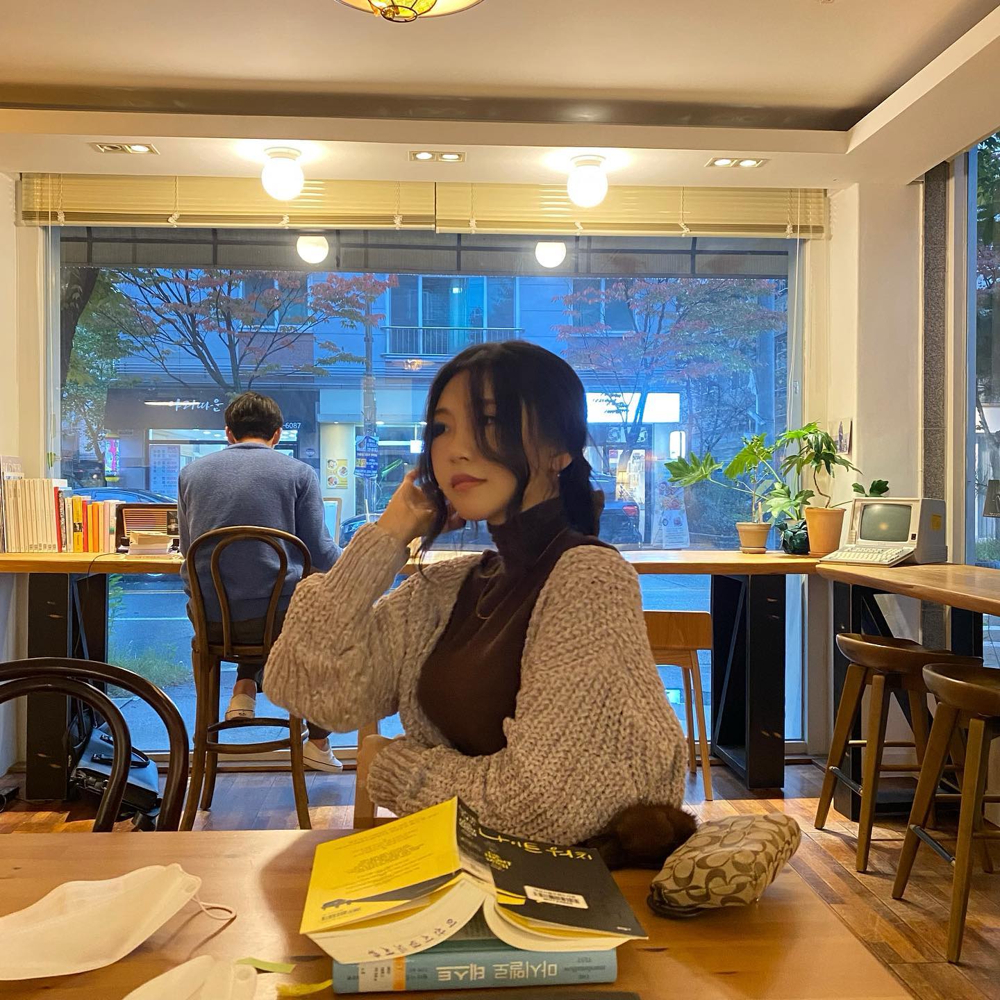 수면양말느낌나는 가디건 
>>올해 내 최애템 될듯❤️
퐁당퐁당하니 너무 좋아ㅠㅠㅠ
.
.
.
#셀카 #셀스타그램 #소통 #전주카페 #전주대학교 #전주대카페 #좋반 #좋아요반사 #첫줄 #카페스타그램 #독서스타그램 #취미생활 #옷스타그램 #겨울코디 #패션코디 #스타일링 #전주북카페 #인스타라이크 #인친 #selfie #selstagram #fashion #fashionstyle #follow #inatalike #instafollow #style #fashiongram #likeforlikes #lfl