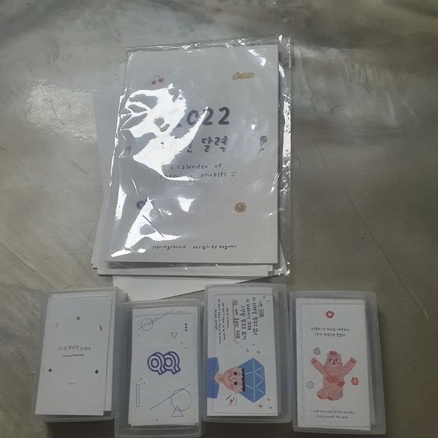명오 on Instagram: "저번에 받은 응원카드보다 영어글귀가 커져서 와서 너무 좋고 사진들도 너무 귀염뽀짝 그자체 스그를 하다보니 이렇게 굿즈를 많이 모았네요 스그 너무 솨랑합니다 굿즈를
