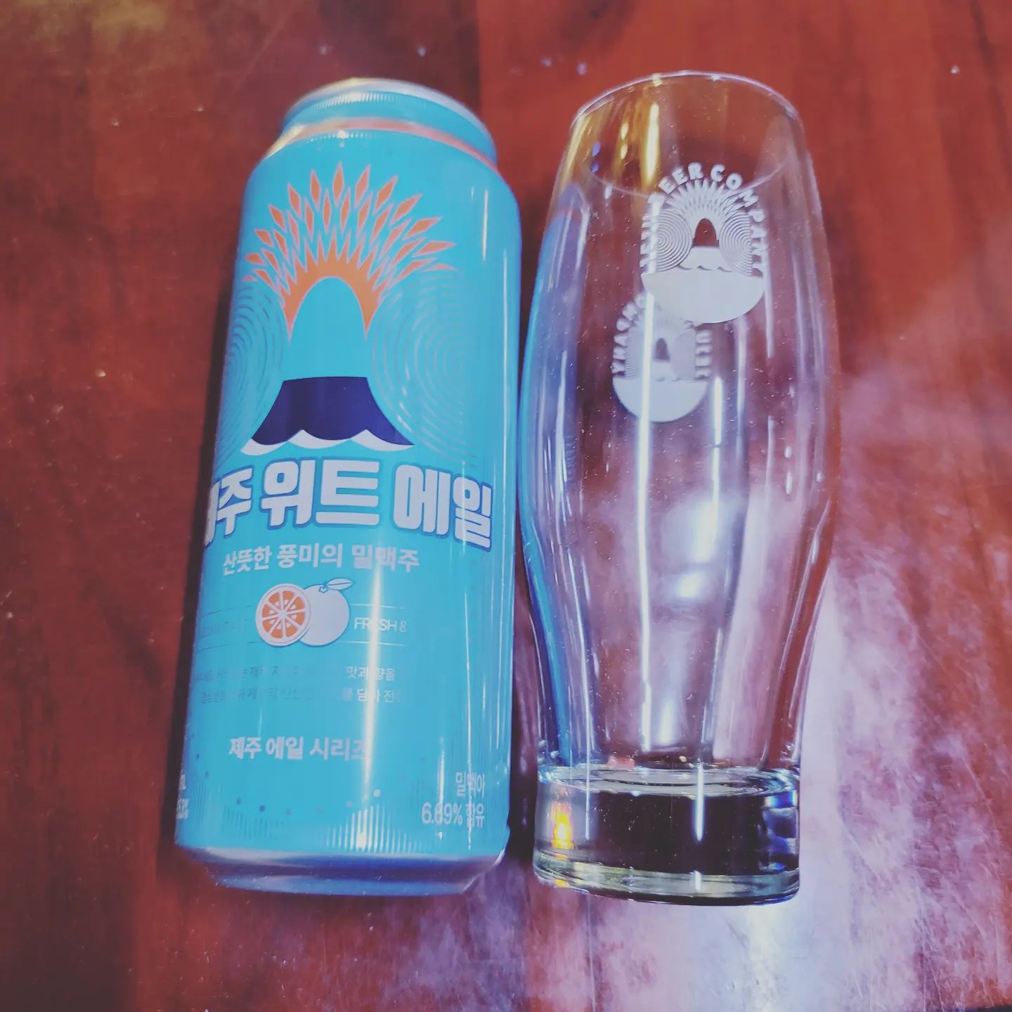 (광고) 본 포스팅은 제주맥주의 서포터즈 활동의 일환으로 제품을 제공받아 작성하였습니다.

제주 맥주 위트있는 제철단에 선정되었다 히히 

원래 제주 맥주 좋아하는데ㅠㅠ 뭔가 더 애정 생김ㅎㅎ

언박싱....영상찍고싶었는데..한손으로 꺼내기 너무 힘들어어 

내사랑 맥주 1개
전용컵1개
쿠폰쓰

컵은 냉장고 넣어놔야지 시원해져라~

#제주위트에일 #제주맥주 #위트있는제철단 #합성향료없는맥주 #어글리어스