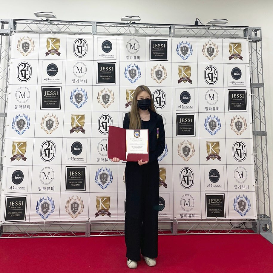 수석 심사위원 위촉장과 메달 받았어요 ~~ 🥇 
⠀

⠀ ⠀

⠀

#k뷰티 #메달 #국제바디아트콘테스트 #심사위원 #k뷰티전문가연합회 #반영구심사위원 #반영구 #눈썹문신 #반영구화장 #메이크업 #문신 #타투이스트 #좋아요 #좋반 #좋테 #좋아요반사 #선팔하면맞팔 #맞팔은댓 #댓글반사