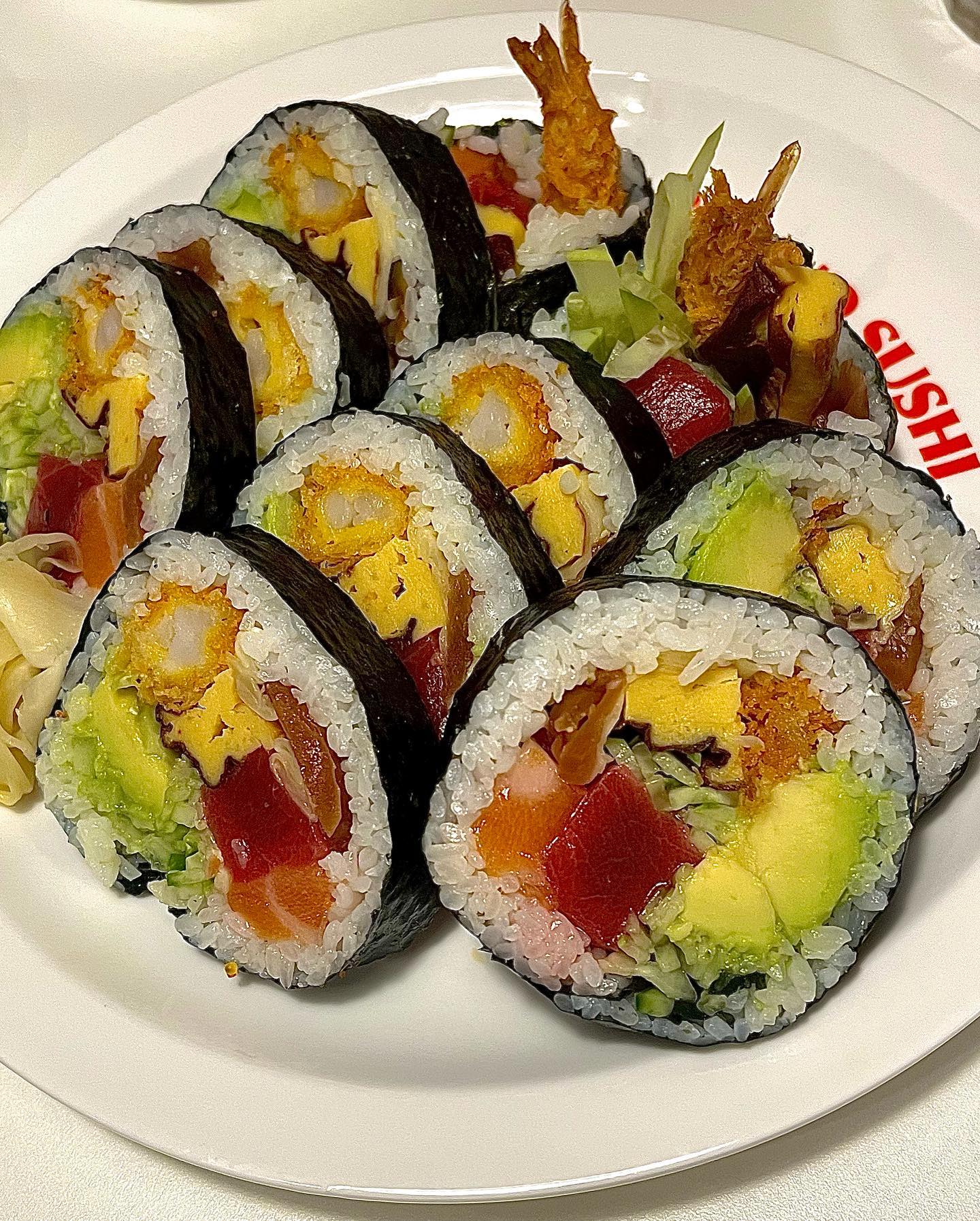 🍣라운드스시🍣

미국스시 전문점🇺🇸
단지 용산을 다녀왔을 뿐인데 미국 갬성,맛,분위기 모조리 먹고 온 곳!
제가 당일치기 미국여행을 먹고 온 메뉴가 궁금하다면 아래 필독‼️
미국땅만큼이나 크기도 크고 양도 많았던 스시롤 알려드릴게요~한 입컷 대결할 사람🙋

🟠라운드롤(28000원)
* 카스테라처럼 부드러운 계란과 연어,참치 사시미가 들어간 대왕 스시롤
-참치,연어,새우튀김,아보카도 맛있고 고급진 재료 다 들어간 스시롤
-요즘 사시미 비싸잖아요! 여기는 재료를 아끼지 않았어요! 신선함도 최고!
-가득찬 한입에 여러 맛있는 맛이 공존해 행복함+500상승
 
🟠필라델피아롤(16000원)
*필라델피아에서 유명한 크림치즈가 들어가 고소하고 매콤한 소스와 어우러진 연어,참치 스시롤
-스시에 크림치즈가 들어가서 의아했지만 먹고 나서 제 원픽 스시롤이 되었답니다⭐️
-크림치즈의 특유의 부드러운 새콤달콤함에 라운드스시만의 매콤한 소스가 스시롤이랑 너무 잘어울렸어요!!

🟠드래곤롤(16000원)
*불향 가득한 소고기와 통새우가 들어갔고 새콤달콤한 소스와 어우러진 스시롤
-소고기와 통새우의 만남! 생각만해도 맛있지 않나요? 역시 아는 맛이 가장 무서운거 아시죠?? 
맛있는거+맛있는거=♥️
-소고기의 고소함과 통새우의 오동통한 식감도 일품!

🟠캘리포니아롤(14000원)
*캘리포니아식 게살이 들어갔고 아보카도랑 같이 먹는 로스엔젤레스 스타일 스시롤
-게살 가득과 아보카도를 같이 먹으니 프레쉬하고 건강한 맛이었어요! 
-캘리포니아롤은 개인적으로 마지막에 입가심으로 먹는걸 추천하고 싶어요!

🟠치폴레치킨(14000원)
*미국 남부 텍사스에서 주로 쓰이는 미국 칠리 소스와 함께 먹는 텍사스 후라이드 치킨
-’튀김은 신발을 튀겨도 맛있다‘치킨은 말해뭐해요,,, 그치만 라운드스시 치폴레치킨은 바로 튀겨 따끈따끈함과 바삭함은 기본이고, 수제미국칠리소스를 찍어먹으니 느끼함은 DOWN, 풍미는 UP

🟠미국샌드(12000원)
*쭉 늘어나는 치즈와 부드러운 계란 식감이 특징인 미국 감성 샌드위치
-계란의 부드러움이 하드캐리한 샌드위치!
-계란이 아니었다면 여느 샌드위치와 비슷했겠지만 부드러운 계란 덕분에 특별해졌어요ㅎㅎ

*럽뽀추천*
⭐️⭐️⭐️⭐️
가격에 비해 크기도 크고 양도 혜자👍🏻 여러명에서 가는걸 추천해요! 

📌주소: 서울 용산구 한강대로21길 7 나동 1층(한강로3가)
📌운영시간: 월~토 - 11:30~22:00(21:00 라스트오더)/15:00~17:00 브레이크타임/일요일 정기휴무
📌인스타그램: roundsushi_official

#맛집 #맛집추천 #맛집스타그램 #맛스타그램 #맛스타 #맛스타맞팔 #먹스타 #먹스타맞팔 #먹스타그램 #먹스타소통 #용산맛집 #용산맛집추천 #좋아요 #좋아요반사 #맞팔  #선팔맞팔환영 #소통환영 #댓글반사 #댓글달면맞팔 #라운드스시 #라운드스시용산 #미국스시 #미국스시롤 #선팔하면맞팔 #선팔 #follow4like #fff #followforfollowback #likeforlikes #like4follow