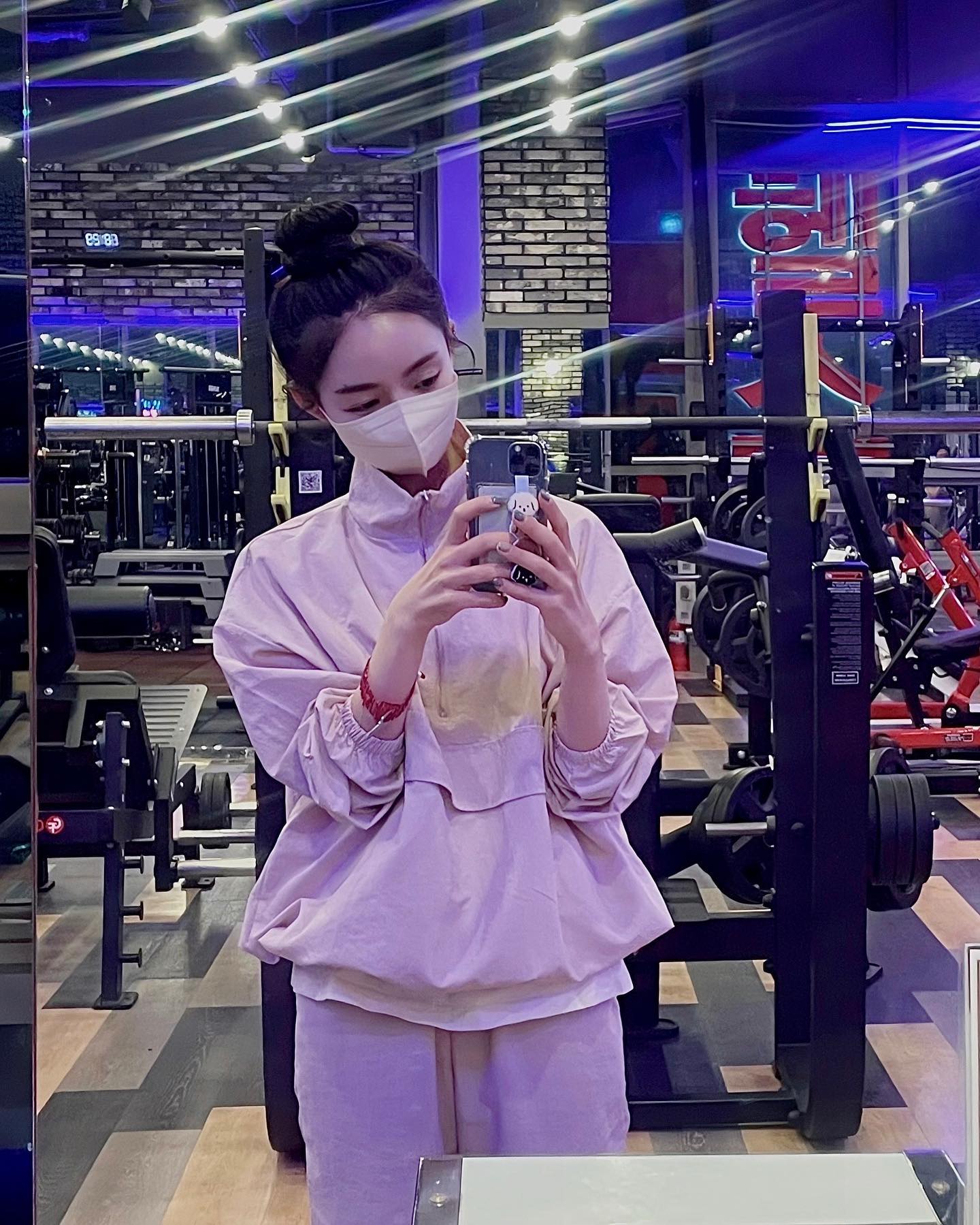 -
#협찬

협찬이나 광고, 공구 같은 거 사실 귀찮고
부담스럽기도 해서 다 거절 했었는데... 
제가 운동은 커녕 너무 누워서 겨우 숨만
쉬는 것 같아 이번을 계기로 결심했어요🥲

떨리는 마음으로 나름 땀복까지 입구ㅋㅋ
근데 가자마자 인바디부터 잴 줄 알았다면
저녁 먹지 말 걸ㅋㅋ 😂 트레이너쌤이 
회원님은 인바디 결과 유산소 보다 웨이트
위주로 해야 한대서 가르쳐 주신대로 열심히
쫑쫑쫑 따라다님(?) 특히 하체 웨이트 💪🏻

.
.
.
 
가기 전 조금 검색해 봤는데, 미남미녀가
많고 젊은층 위주의 핫플레이스라는 말이
많더라구요. 근데 정말 예쁜 언니들이👀

바디프로필만 700명이나 촬영한 센터라는
얘기에 다이어트 여기서 해야겠다 확신..!!

제일 좋았던 건 깨끗한 시설들이었는데요
에이치짐 돌곶이점이 15층이다 보니 거의
시그니엘 호텔급 뷰더라구요 야경맛집 🌃

#돌곶이에이치짐
#돌곶이헬스장pt