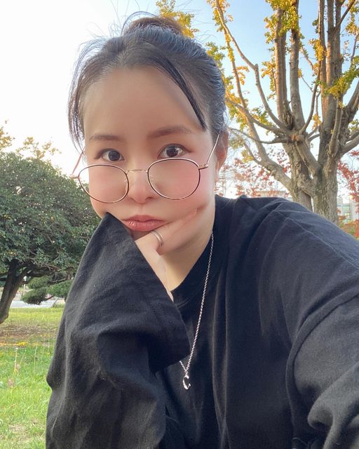 Selena Nam on Instagram: "#협찬 #셀레나의_리뷰 🤓 마스크 끼고 난 뒤로는 불편해서 안경을 잘 못 썼는데 요번에 신박템을 발견했어요😆 김서림를 방지하는 안경클리너‼️ 델레고의 김서림 안