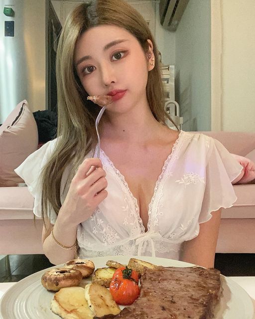 ₍ᐢ..ᐢ₎♡̷̷̷ ༘💗 on Instagram: "#광고 마장동 태영한우 투쁠 꽃등심 🥩🤍 ⠀ 오랜만에 한우로 기력 보충했어요! 마블링부터 대박 너무 부드러워서 입에서 살살 녹는.. 😋 집에서도 이