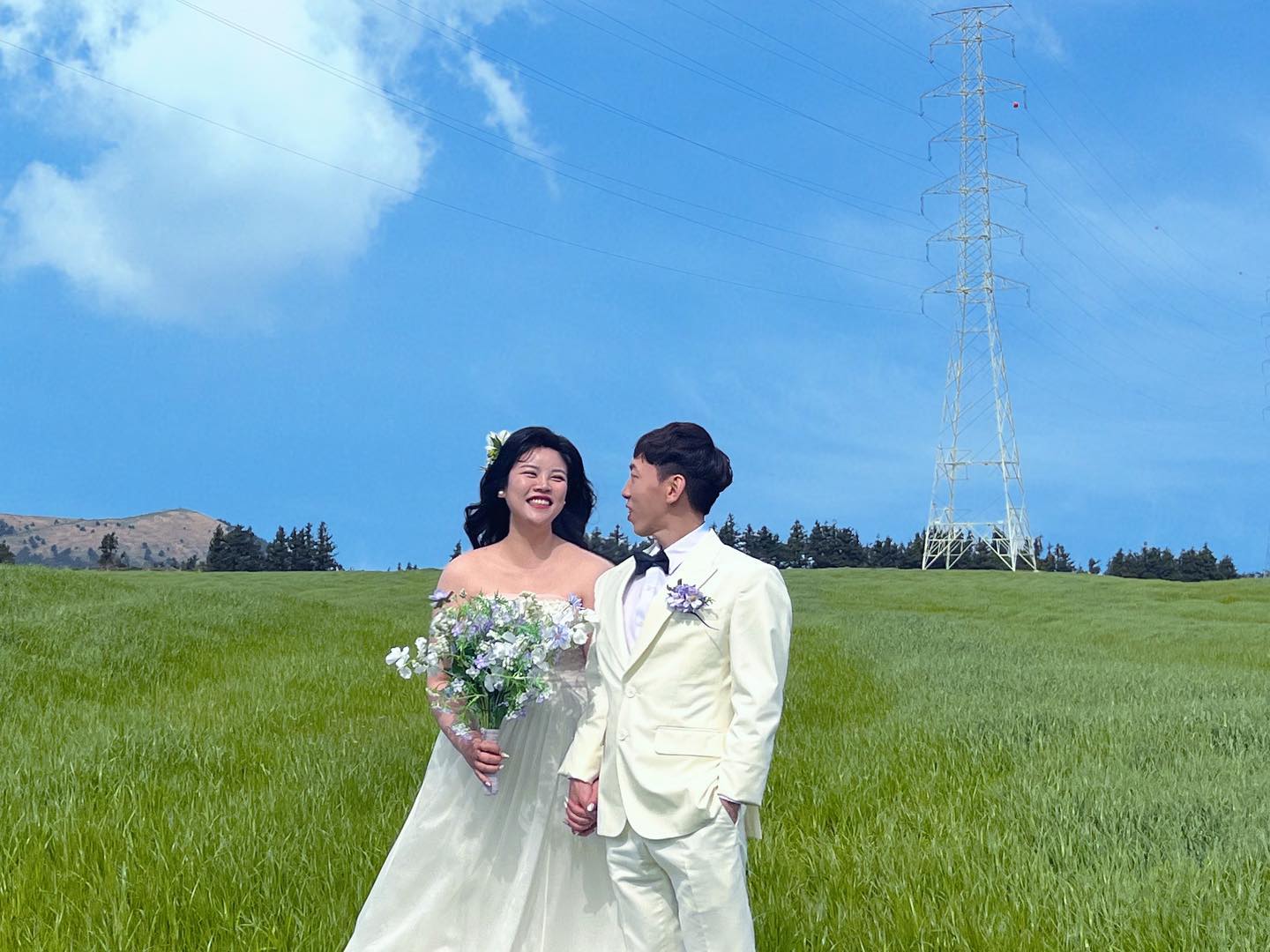 💍🤵🏻‍♂️❤👰🏻‍♀️💍

#D-20

선교❤향숙 결혼합니다

2년 반 열애 끝에 저희가 #결혼합니다
보고싶고 생각나는 분들이 많지만 결혼이라는 좋은 핑계로 오랜만의 연락이 부담되지는 않을까 하는 많은 부분이 걱정되어 미처 연락드리지 못한 분이 많습니다.
혹시라도 연락받지 못한 분들께서는
저희의 조심스러운 마음 너그러이 이해해주시고 언제든지 연락 주시면 감사한 마음으로 인사드리겠습니다. 🙇🏻‍♂️🙇🏻‍♀️
소중하고 귀한 시간 내주시어
저희 두 사람의 새로운 앞날을 축복해 주시는 분들, 멀리서 축하해 주시는 모든 분들의 따뜻한 마음 잊지 않고 평생 간직하여 보답하며 행복하게 잘 살도록 하겠습니다👩🏻‍❤️‍👨🏻

📍 일시 2022.11.13 일요일 1시
📍 인천 부평구 경원대로 1277 
.  2001 아울렛 라페니체홀 5층

#11월결혼 #행복하게살겠습니다 #결혼식 #본식 #디데이20