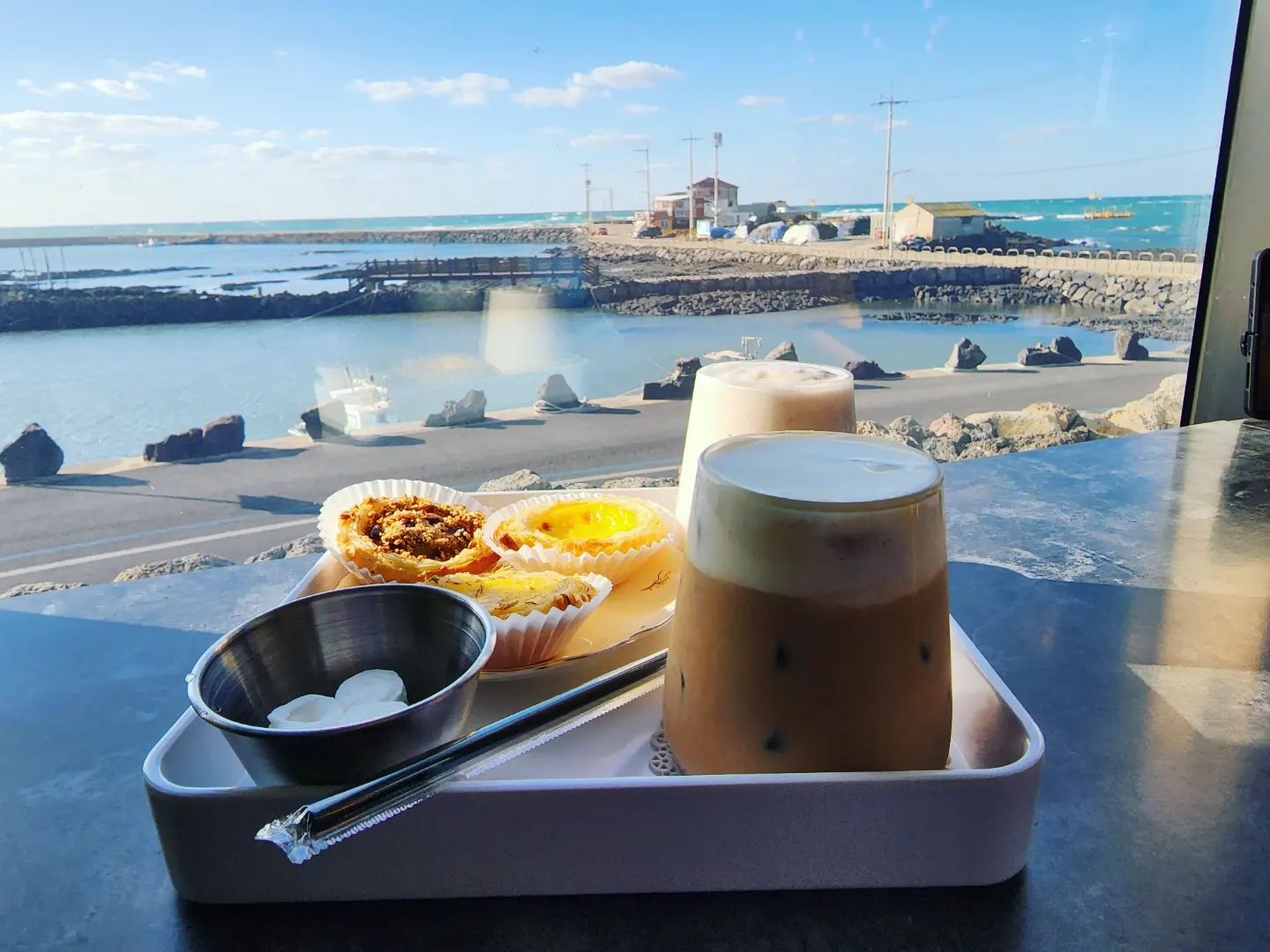 제주도에서 갔었던 에그타르트 뷰맛집 #에그인선셋
사진다시보다보니 안올렸었넹ㅎㅎ
에그타르트가 맛있구 뷰가 너무 좋았던곳~
음료도 맛있움!
에그타르트 기본도맛있구 땅콩이랑 갈릭도 완전맛있움!
새별오름 가기전에 들러서 오래못있었는데 
너무 맛있어서 포장도함ㅎㅎ
일몰때는 뷰가 더 멋진곳💕
.
.
#제주여행#벌써그립다#제주가족여행#제주뷰맛집#제주에그타르트#탕콩타르트#갈릭타르트#맛있당#제주도디저트맛집#뷰맛집#제주도여행#제주카페#제주뷰카페