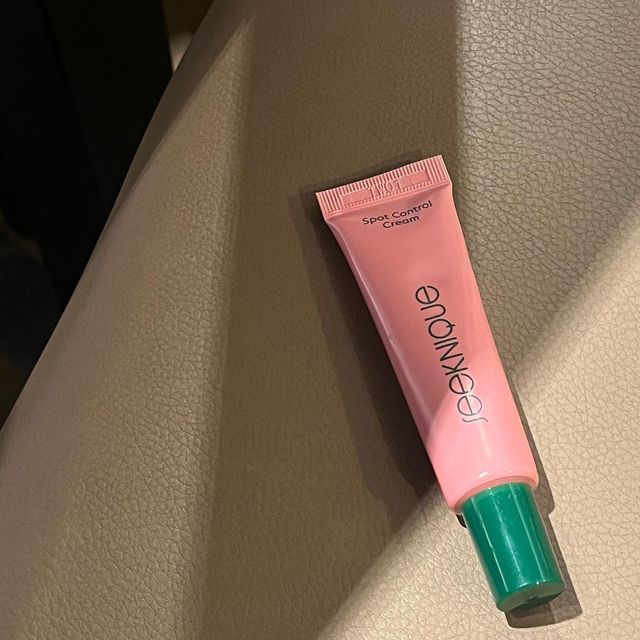 @jia_c_o on Instagram: "#시크니크스팟컨트롤크림 🤍 나이아신아마이드 미백 성분으로 화이트닝 효과에 병풀추출물, ON-MEDI LINE, 아데노신, 알라토인, 히알루론산 성분으로 주름 개선 및 진정, 보