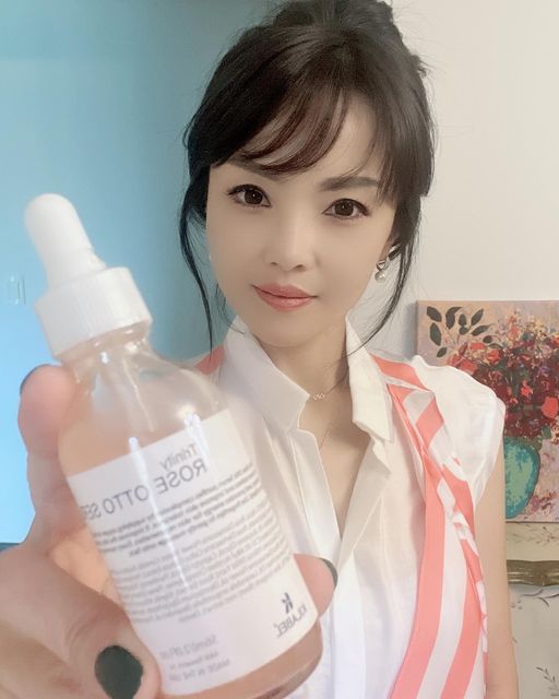 라엘의하루 on Instagram: "#협찬 #키라벨로즈오또세럼 <키라벨> 트리니티 로즈오또 세럼 ​요즘 뷰티시장에 오일이 정말 대세인듯한데요.. 그만큼 피부에 확실하고 좋으니 계속 찾게 되고 이에