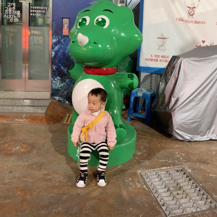 옹용옹용, 노래를 부르다가 최근엔 작은 안킬로 사우르스를 안키~~~ 안키~~~ 부르고 다니더랬다. 
그렇게 공룡을 좋아하는 시율이가 공룡엑스포에 가면 어떻게 될지, 너무나도 궁금했었다. 
(제일 마지막 동영상이,,,, 어떻게 되었는지 아주 잘 보여준다😂) 

1. 기계적으로 ‘예쁜짓’에 반응했슐
2. 퍼레이드 하는 분들이 시율이랑 하이파이브 하는 모습에 더 흥분해버린 엄마,, 이런 하이파이브 조차 뿌듯하다. 촤,, 
3. 아직은 가족사진이 어렵다. 
4. 신기해하는 저 모습. 너무 사랑스럽고 그 모습에 뭐든 다 주고 싶어진다. 우주를 줄게. 아니? 신앙을 줄게,, 
5. 오늘 이슐의 가장 큰 일과,, 엑스포 대여 유모차를 끌고 또 끌었더랬다. 
6. 순수하고 사랑스러운, 작고 소중한 ‘우와~’ 
7. 베이지 바지 선택 잘못했슐,, ㅎㅎ 이슐은 그저 신났슐
8. 오전 10시에 입장해서 오후 3:30에 장렬하게 기절
9. 진짜,,, 요즘 안킬로 사우르스 피규어 한 손에 들고 차만 타면 안킬로 노래 틀러달래서 한곡 무한반복 중인데, (물론 집에서도 안킬로 노래 틀어달라고 함) 깨알같이 음절 끝마다 따라부른다. 🤭기가 차고 귀여움. 
10. 공룡 좋아하는 이슐이 공룡 엑스포 다녀온 결과. ㅋㅋㅋㅋㅋㅋㅋㅋㅋㅋ 공룡이 되어버렸다. 🤷🏻‍♀️

하루가 길고,,,, 약 먹어가며 버틴 오늘이었지만 간만에 가족끼리의 시간에 너무 좋다. 
우리의 일상은 매일 특별할 순 없지만 그래도 오늘 하루가 시율이가 성장하는데 긍정적인 영향을 끼쳤으면 좋겠다. 
오늘 느끼고 경험한 감정들, 또 실질적인 기억도. 근데 기억못해도 괜찮아. 엄빠가 소중히 기억할게. 그리고,,,, 앞으로 네 동영상 많이 볼꺼니 괜찮아,,, 안까먹을꺼야,,, ㅋㅋ
#오늘기적각 #이슐사랑해 #세식구나들이 #공룡엑스포 #세가족건강하게행복하게👪