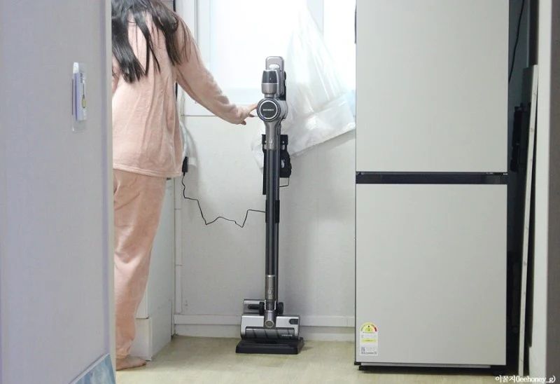 10만원대 가성비 무선청소기 에어메이드 스마트포스를 소개할게요😚

청소도 장비빨인거 아시죠?🥺
주말마다 대청소하느라 힘들었는데 에어메이드 스마트포스를 만나고 청소가 즐거워진답니다👏

흡입력이면 흡입력, 디자인이면 디자인, 합리적인 가격까지 가성비 좋은 청소기는 어디에도 없을거에요.

구매 후 포토상품평 쓰면 35,000원 상당의 올인원 거치대도 받을 수 있어요. 거치대에 롱틈새브러시, 2in1솔브러시, 침구브러시까지 한 번에 보관이 가능해서 편리해요👍

직관적인 LCD 디스플레이로 배터리 사용량, 파워 단계를 금방 확인할 수 있고 터치식으로 보다 편리하게 단계조절이 가능하더라고요. 

배터리는 2,500mAh 대용량이라 청소 끝날 때까지 흡입파워가 유지된답니다.

메인 콤비브러시에는 전면에 밀착-세이프 커버가 있어 벽면이나 틈새 청소 시 착- 붙기 때문에 미세먼지를 강하게 흡입하더라고요.

그리고 가장 중요한 청소침대! 침구브러쉬로 간편하고 위생적으로 할 수 있는데요. TAPPING 침구브러시가 섬유표면에 진동을 주어 진드기사체나 먼지 흡입에 효과적이더라고요. 섬유 속과 겉 면에 있는 먼지와 진드기 사체를 강력하게 흡입할 수 있도록 도와주기 때문에 뽀송뽀송한 침구로 변신이 가능했어요😋

거기다 10만원대의 착한 가격까지! 말해뭐해요? 에어메이드 스마트포스 하나로 삶의 질이 높아진답니다🥰

#에어메이드무선청소기 #에어메이드 #스마트포스 #가성비무선청소기 #청소기추천