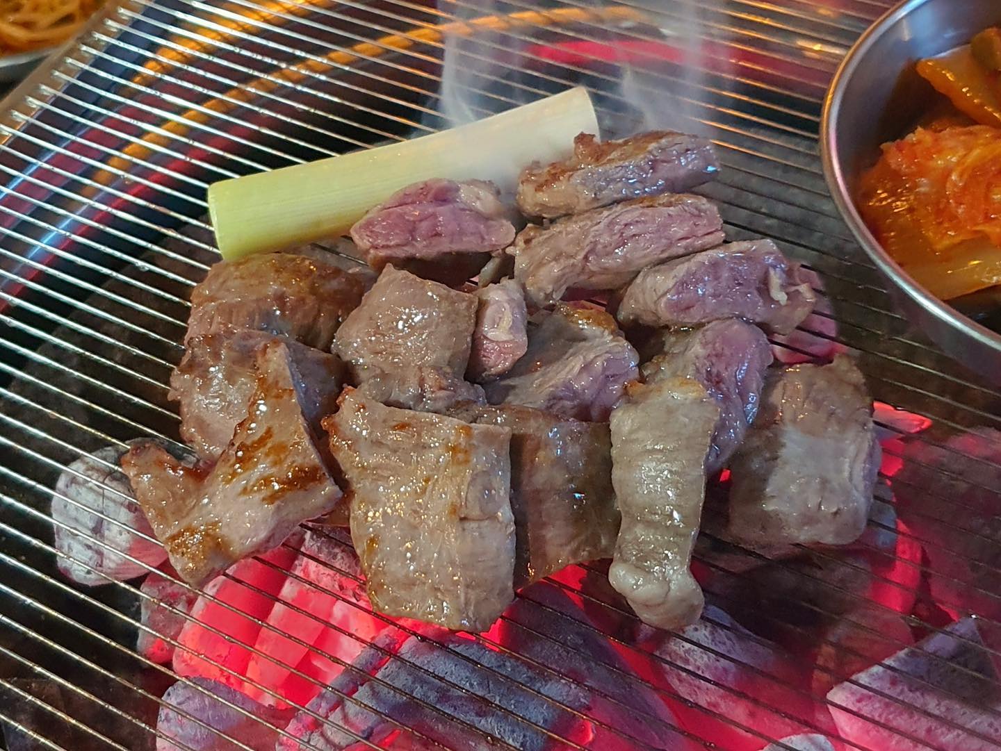 #협찬 #잠실새내맛집 #신돈 

참숯직화구이로 품질 좋은 국내산 생고기를 사용하는 잠실새내 신돈
통갈매기살 전문점이지만 삼겹살, 꽃목살, 항정살, 꼬들살, 껍데기 등 다양한 생고기를 판매하여 취향에 맞는 고기를 먹을 수 있다
신천돼지, 역전식당을 잇는 3번째 브랜드인 신돈으로 고기를 사랑하는 사장님의 애정을 볼 수 있다.
연인, 친구, 가족들과도 적합한 만남의 장소이며 회식장소로도 좋다

✔️통갈매기살 15,000원
✔️꽃삼겹살 15,000원
✔️차돌된장밥 8,000원
✔️계란찜 5,000원

📍잠실새내 신돈
서울 송파구 백제고분로9길 21 1층
📞02-414-3010
⏱️평일 15:00~24:00 (L.O 23:30)
주말 12:00~24:00 (L.O 23:30)

#잠실새내역맛집#잠실새내고깃집#잠실새내역고깃집#잠실새내술집#잠실새내역데이트#잠실새내회식#잠실새내고기집#잠실고기집#잠실회식장소