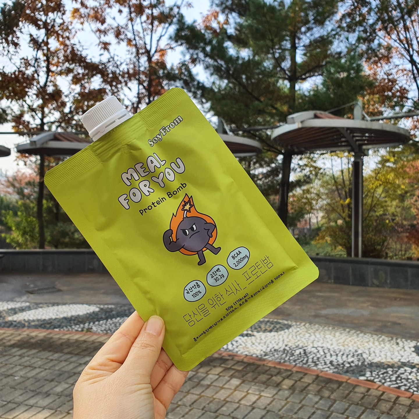 #업체로부터제공받은제품입니다.

🎯드뎌 도착한 국산 약콩가루100% 볶음현미로 만들었다는 쉐이크! 

📌냉동실 닭가슴살을 먹은지 어언1년~ 이제는 지겹다!!! 그럴때마다 찾는 프로틴음료는 비려서 잘 못먹는데 국산약콩을 써서 그런지 소이프롬 단백질쉐이크는 고소해서 맛있어요~♥️

📌지방함량이 적은 식물성 단백질로 하루권장량의 80%이상을 채워주는 단백질!

📌닭가습살 1.5팩 130g / 삶은계란 5개 300g에 들어있다는 단백질이 무려 36g함유!👍🏻

📌가끔씩 편의점에서도 단백질음료를 사먹는데 36g짜리는 처음인듯!

📌우유나 두유 200ml 넣어서 잘 섞어서 다욧하는 나는 아침대용으로~ 운동하는 남편과 아이는 운동후 단백질섭취로 마셨는데 고소해서 굿!😍😍😍

🎯유당불내증 있으신분들도 유당걱정없이~
HACCP 인증시설에서 생산되고있다니 믿고먹어요~👍🏻👍🏻👍🏻

#단백질쉐이크 #다이어트쉐이크 #소이프롬 #프로틴밤 #단백질음료 #프로틴음료 #식사대용단백질쉐이크 #식사대용쉐이크 #곡물쉐이크 #프로틴쉐이크 #soyfrom_official