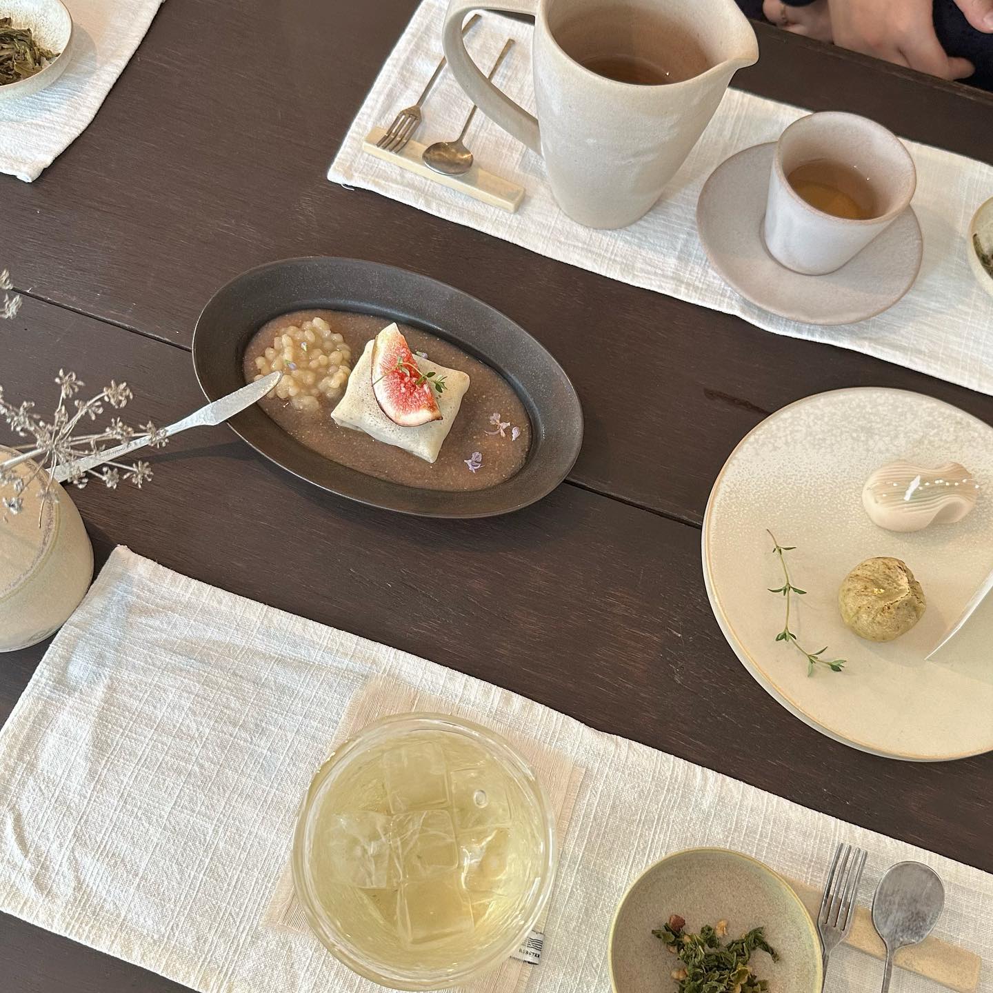 추운 날씨에 공간과 메뉴와 사장님의 말씨에까지 따뜻함을 가득 담았던 곳! ☕️
-
나도 이런 따뜻한 공간과 말씨를 가진 사람이 되어야겠다하며 아빠에게 다정스레 “아빠~ 뭐해?”했는데 아빠가 전화 받자마자 “손님이랑 있다. 나중에 전화해”하시더니 뚝 끊으심 😂 가는 날이 장날이라고 ㅋㅋㅋㅋㅋㅋㅋ 이렇게 손발이 안맞을 수가 😂 좌절않고 좀 있다가 또 도전해야지 🤭