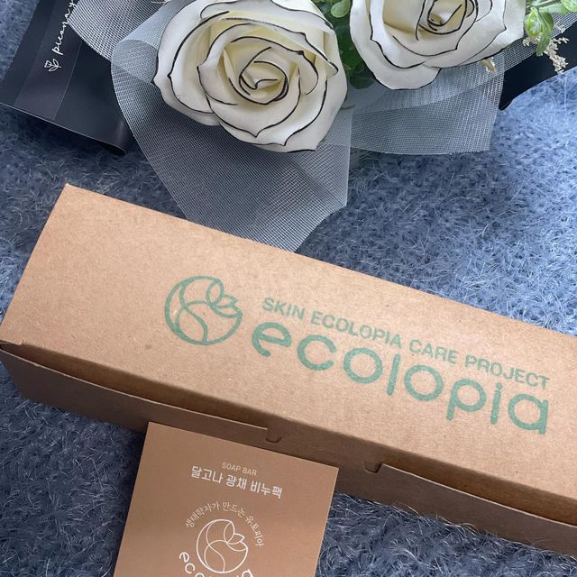 손베리🍓 on Instagram: "#이콜로피아 
안녕하세요! #손베리 🍓입니다! 
 
오늘은 제가 좋은 천연비누바가 있다해서 가져와봤어요! 
우리가 농업인이라 해도 피부관리는 필수잖아요?! 
피부관리의 핵심은 ‘세안’ 아니겠어요?

제가 소개시켜드릴 이콜로피아 천연 비누바는 아래와 같은 성분들이 함육되어 있습니다 
천연 일라이트 - 희귀 광물 일라이트, 항균작용으로 피부 (모공, 각질) 케어 효과가 있다고 해요! 비누바에는 복합 유황 - 특허받은 bio기술력 , 유황온천 15,000배 성분, 피부 탄력을 향상시키고 피부 매끄럽게 케어하는 효과가 있어요!
또, 감 발효 원액 - 2년 발효 상주 유기농단감 사용, 항산화, 항염증, 주름 개선 효과
프랑스에서 수입한 고급원료향, '프랑스 만향, 스위스 지보단' 향료 사용하여 아로마 테라피의 효과
마스크팩 4000장 분량의 고농축 원물 에센스 함유
6.9가지 유해성분 무첨가 등 다양한 피부 개선 효과가 있더라구요! 

세안하고 속땡김도 전혀없고, 완전 촉촉 그자체✨ 
피부가 예민한 저에게 딱 맞는 비누자랄까,, 
물론 제품만을 제공받았지만 저에게 딱 맞는 제품을 찾은 것 같아 기분이 아주 몹시 좋답니다! 

제가 진솔한 평가를 위해 한달간 사용한 후기입니다! 

20년간 연구한 생태학자가 당신의 피부생태계를 복원해드립니다

https://ecolopia.imweb.me/21/?idx=13

#광고#천연비누#비누#유황비누#천연화장품#이콜로피아#트러블비누#비건#폼클렌징#클렌징폼#클렌징비누#여드름비누#아토피비누#수제비누#cp비누#순한비누#아이비누"