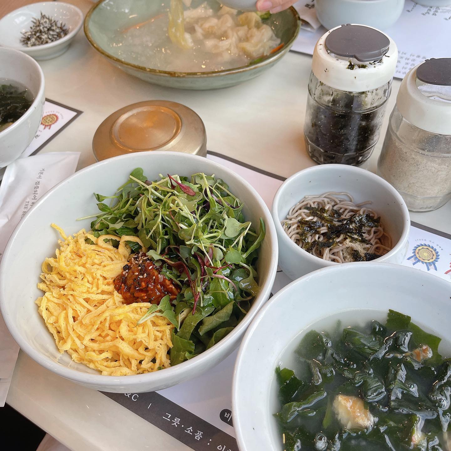 쨔니 놔두고
단비비랑 셋이 점심 🍚

오 깔끔하니 괜찮다아~ 
한식 죠아 🫶🏻

미역국만 황태미역국 아니었으면 좋았게따…😆

우리 담주에도 맛있는거 먹자!

#대전 #둔산동 #정든밥
