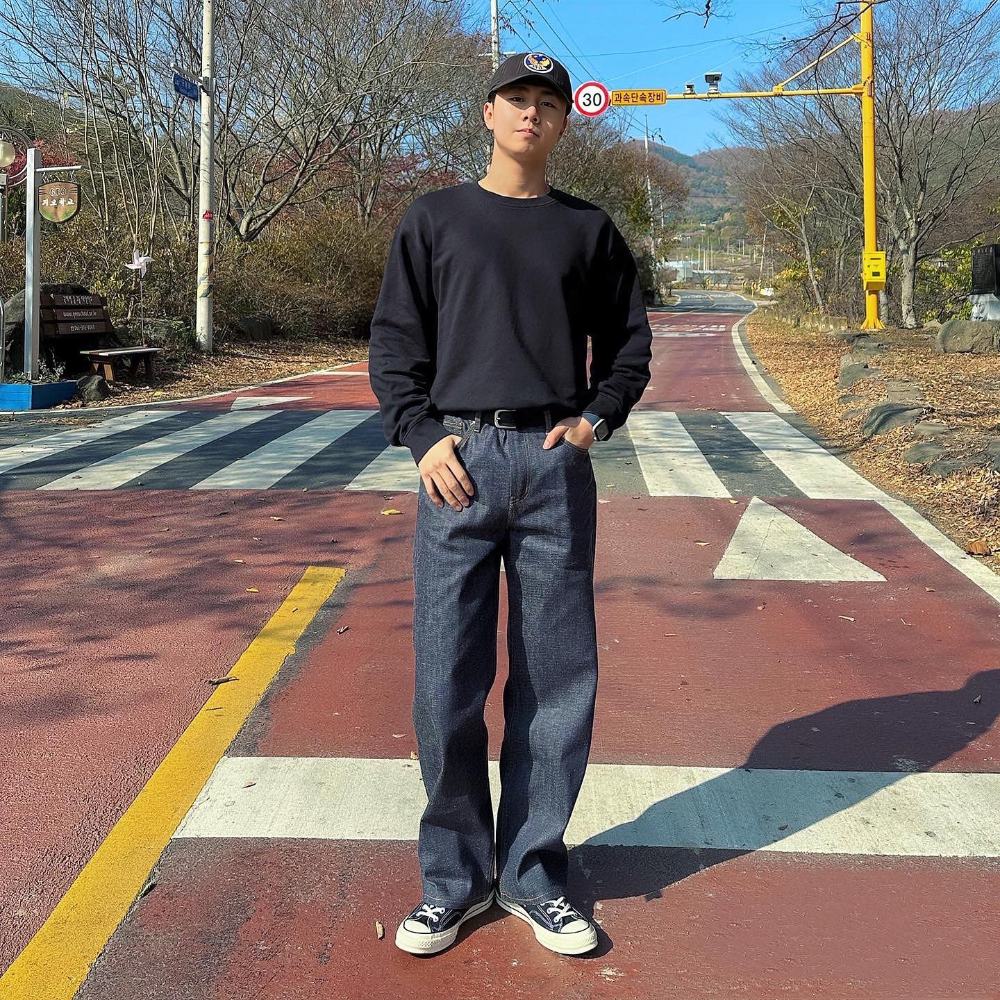 #협찬 #제품제공 
 philogram_official 에서 ‘네프 와이드 생지 데님 팬츠 (Nep Denim Signature Fit) - L Size‘를 제공받았습니다!!

 필로그램에서 자체 개발한 네프원단은 전기가 발명되기 전 거친 느낌의 데님을 표현했다고합니다.

 제품 이염도 없고 여러 룩에 잘 어울려서 좋은 데님이네요! 😎

philogram_official 
philogram_official 
philogram_official