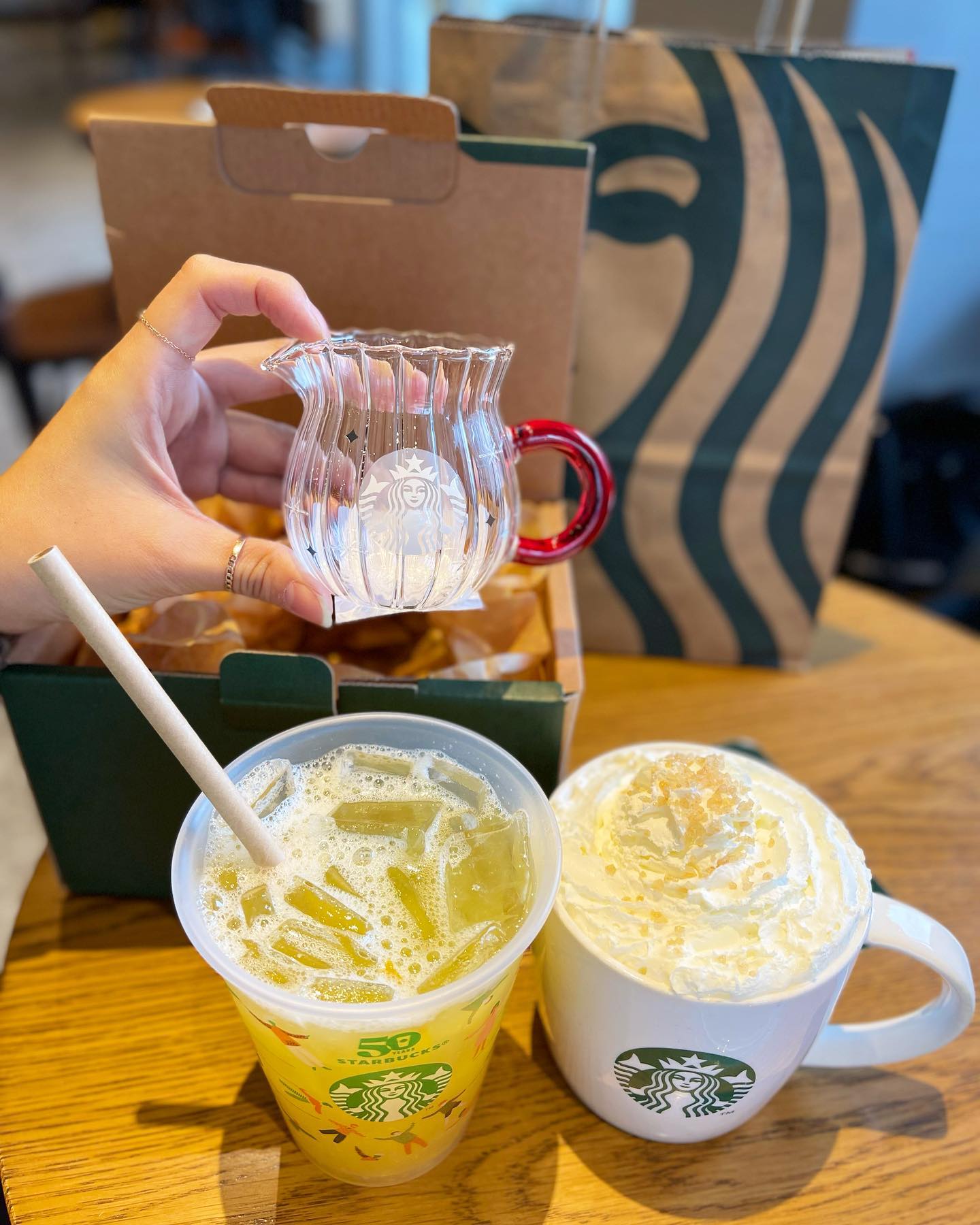 .
 .
 커피를 사줬을 뿐인데 더 좋은 걸 사주는고⁉️
 하나남은거 득템🛍️ 넘 귀여브네🥰
 .