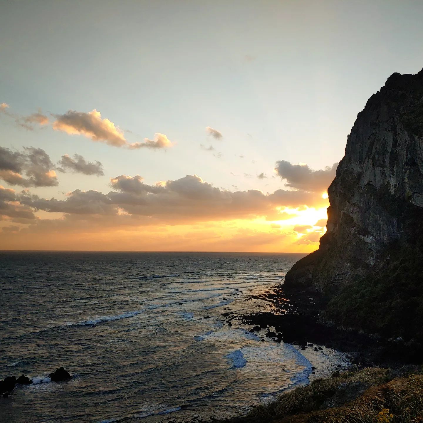 제주도 성산일출봉.. 아이를 안고 메고 올라갔었는데 이제는 같이 걸어서 올라갔다 왔다. 세월이 감을 느낀다.

#성산일출봉
#성산일출봉일출