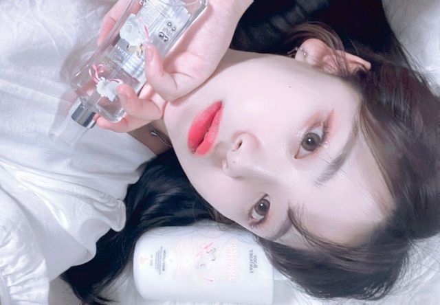 조단비 on Instagram: "지금 올영 빅빅빅! 세일 기간인거 아는 사람?!  ૢ(❛◡❛✿)  ૢ  모르면 바보!!

내일까지밖에 안하니까 모두들 달려 가도록 해요ㅎㅎㅎ

그래서 좋은 기회로 바디판타지에서 바디미스트랑 바디로션 협찬 주셨는데ㅎㅎ

원래 퓨어솝판타지 쓰다가 웨딩데이도 써보니까 너무 좋더라구요ㅠ̑̈ㅠ̑̈ㅠ̑̈ 플로럴 비누향...?!!?? 🫧

이제 가을도 다가온 만큼 건조해지지 않게 바디로션도 잘 챙겨줘야 하니까 향기템 가지러 올리브영으로 달려!! (۶•̀ᴗ•́)۶

tmi. 웨딩데이라고 방구석 포토존에서 컨셉 지켰는데...
 어울리나...??ꕤ
.
.
.
.
.
#제품협찬 #바디판타지 #올영세일  #바디미스트 #바디로션#바디케어#올리브영바디미스트#올리브영추천템#웨딩데이판타지#선물추천 #향수 #여자향수 #옷 #사진촬영 #셀프촬영 #셀프사진 
#여자코디 #코디 #데일리룩 #미니멀룩 #데이트룩 #원피스 #협찬 #광고"