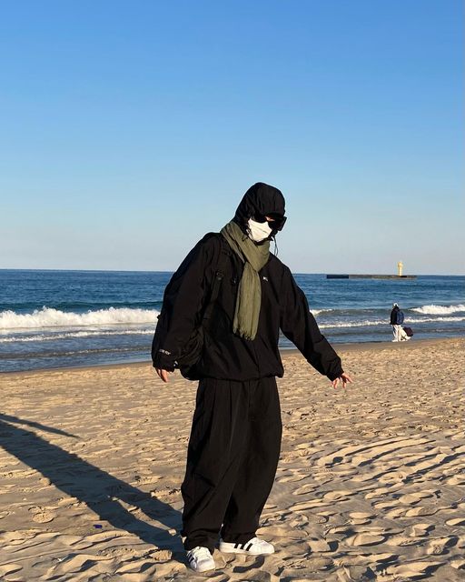 해담 on Instagram: "#협찬
합리적인 가격으로 액세서리를 전개하는 브랜드인 ‘롸잇히어’에서 ‘카키 머플러’를 제공받았습니다!!🧣

요 머플러의 특징은요!!!

✔️올블랙같은 무난한 착장에 포인트를 줬을 때 착장이 확 살아난다. 
✔️가성비가 정말 말도안된다.. 만원대에 이런 퀄리티의 포인트가 되는 액세서리를 구하기란… 정말 쉽지 않다!!!

올블랙같은 착장이 너무 무난하다면 이쁜 머플러하나 가성비로 갖고계신다면 활용도가 정말 좋을거에요!! 
카키색외에도 여러색이 있으니 관심이 있으시다면,
@right_here_men 에 방문하셔서 한번씩 둘러보고가세요!!🤭🤗

#롸잇히어#머플러추천

#광고#롸잇히어#right_here#쇼핑몰추천"
