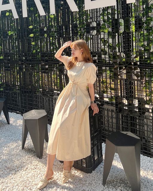 조단비 on Instagram: "날씨가 너무너무 좋았던 날💛 
(표정 급변주의)

다들 연휴 잘 보냈나요?? ( ᐕ)੭

예쁜 날씨에 맞게 너무 예쁜 로엠원피스 자랑 하러 왔어요!!
퍼프 소매와 허리 스트링으로 체형커버에도 좋고 데일리로 데이트룩으로도 예쁜 여름 원피스에요🤍👀🤍

저는 스트링을 앞뒤로 묶었는데 핀턱이 예쁘게 잡혀서 맘에 들더라구요ㅎㅎㅎ
사이드로 묶어 연출해도 여리여리해서 예쁘니 선택사항으로!!

유성 nc백화점에 입점한 로엠매장에서
직접 보실 수 있어요ㅎㅎㅎ 예쁜 옷들이 많으니까 꼭 가보세요!
.
.
.
.
.

#협찬 #로엠 #로엠대전유성점 #대전쇼핑#로엠nc대전유성점#여름원피스#김세정원피스#로엠원피스  #로엠셋업  #대전 #디아커 #탄방동카페 #DARKER #D:ARKER #예쁜카페 #대전카페 #대전술집 #둔산동카페 #둔산동맛집 #둔산동술집 #수원  #수원카페  #옷 #코디 #패션 #ootd  #여름코디 #플리츠가방 #원피스 #유성nc백화점"