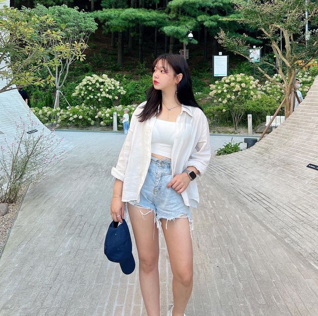조단비 on Instagram‎: "#협찬 모자를 좋아하지만 잘 안어울려서
못쓰는 나같은 사람...✋🏻

깊이감이 있어서 누구에게나 잘 어울릴 볼캡제가 들고 와써욤!! (◍•ڡ•◍)♥

파랑파랑한 색감도 너무 예뻤는데 다른 색상의 제품들도 예쁠것 같아요ㅎㅎ
.
.
.
.
.

#mucent #무센트 #볼캡 #모자 #여자볼캡 #남자볼캡 #여자모자 #남자모자 #미니멀 #미니멀룩 #미니멀코디 #미니멀패션 #데일리룩 #데일리룩코디 #데일리룩추천 #스트릿 #스트릿패션 #스트릿룩 #모자코디 #아메카지 #데일리패션 #남자코디 #여자코디 #캐주얼룩 #캐쥬얼룩 #볼캡코디 #볼캡추천 #모자스타그램 #모자코디 #공간태리"‎