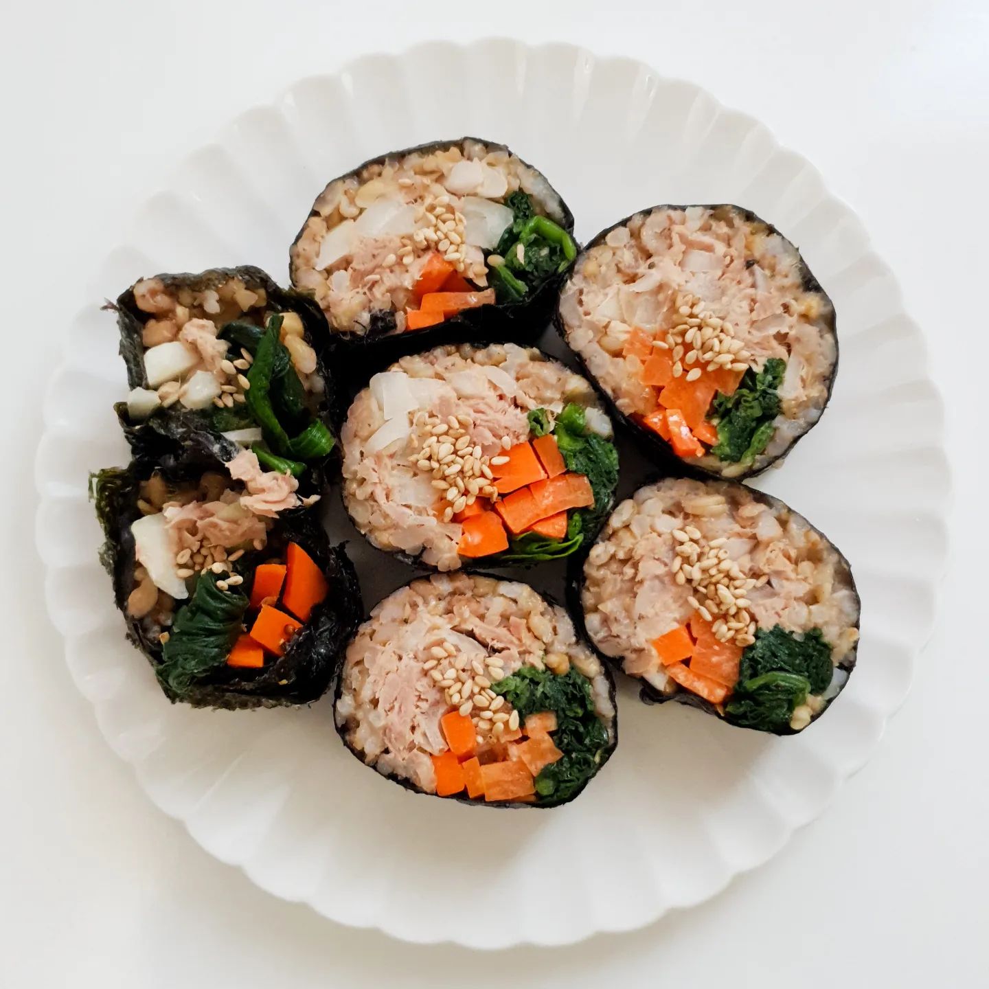 참치당근라페김밥(#두잇테이블)
오랜만에 일찍 퇴근해서 김밥만들어 먹었어요.당근라페 만들어 놓은거 있으니 뚝딱뚝딱 쉽네요.
이제 남해 시금치가 나온다고해서 열심히 만들어서 자주 김밥만들어 먹어야겠어요😀
시금치는 김밥으로 만들어 먹을때도 젤 맛있는거 같아요😍

#참치김밥 #당근라페 #다이어트김밥 #김밥 #다이어트 #다이어트식단 #다이어트레시피 #다이어트요리 #건강 #만보걷기 #운동  #diet #dietfood  #gimbap #health #kfood