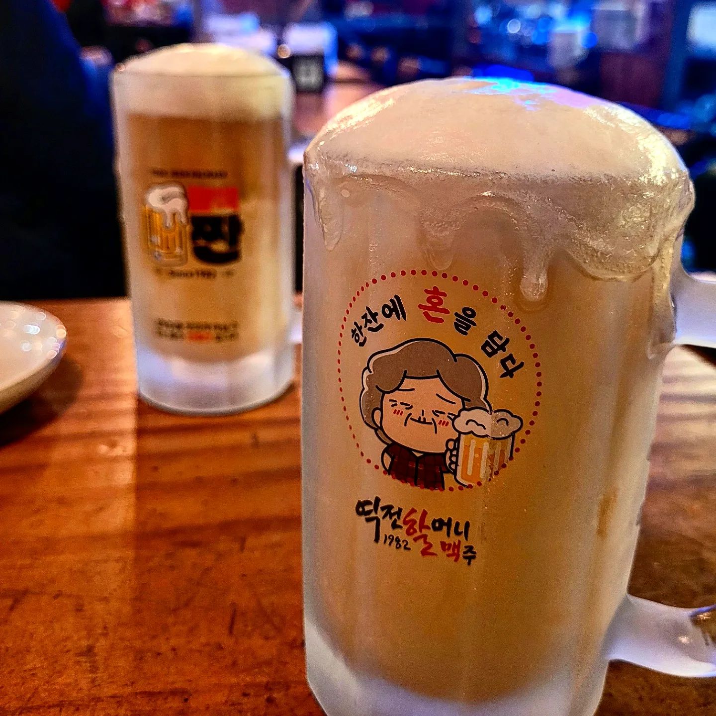 보기만 해도 시원한 얼음 생맥주🍻
퇴근 후 간단하게 맥주 한잔하면서 스트레스 풀기
역전 할머니 맥주 하면 염통 꼬치인데 염통이 다 떨어져 먹지 못했지만 맥주🍺&반건조오징어🦑 도 최고👍
반건조 오징어 주문했더니 땅콩과 김을같이😍
(김 안주 너무너무 좋다) 간단하게 가 끝없이로 바뀌는 술🍺&안주🧡

🍺역전 할머니 맥주🍺

📍위치: 경기 고양시 일산동구 백석로72번길 45-1 1층

⏰ 월 화 수 목 금 토 일 ( 17:00 ~ 02:00 )

#내돈내산 #협찬환영