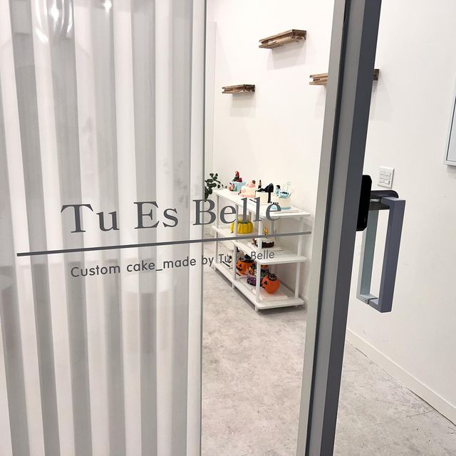 사랑해서 여행하는, ෆ응둥커플ෆ on Instagram: "#협찬

Tu es Belle 뚜에벨케이크
🎂요즘 핫 한 망치케이크🎂

주소: 경기 시흥시 서울대학로278번길 25-8 203호

📌금액📌 (추가제외)
망치케이크 -100,000원
첫돌,아이케이크 -110,000원
아이싱쿠키케이크 -130,000원
슈가케이크 -120,000원

📌입체적 이벤트 가능
📌새로운경험,재미
📌매일 10:00-22:00
📌주문제작 

요즘 유행인 케이크죠? 🎂
저 동그란 원형도 전부 초콜렛으로
만들어진거라 못먹을게 없더라구요❤️

생일 기념으로 시흥 배곧 뚜에벨케이크덕에
정말 재미있고 공주가 된 기념의 날이 
되었었어요 너무 감사해요😁

특별한 날은 뚜에벨케이크로 
분위기내면 참 좋을거같아요❤️

#뚜에벨케이크#배곧케이크#배곧디저트#배곧레터링케이크#배곧맛집#시흥배곧동케이크#시흥배곧동케이크전문점#시흥배곧동생일케이크#시흥배곧동커스텀케이크#시흥배곧동디자인케이크#시흥배곧동주문제작케이크#시흥배곧동레터링케이크#송도케이크#송도생일케이크#송도디자인케이크#송도커스텀케이크#송도기념일케이크#송도주문제작케이크#송도맛집#배곧슈가케이크#배곧케이크원데이#배곧케이크클래스#송도케이크클래스#송도케이크원데리#송도슈가케이크#송도주문제작케이크#송도유치원케이크"