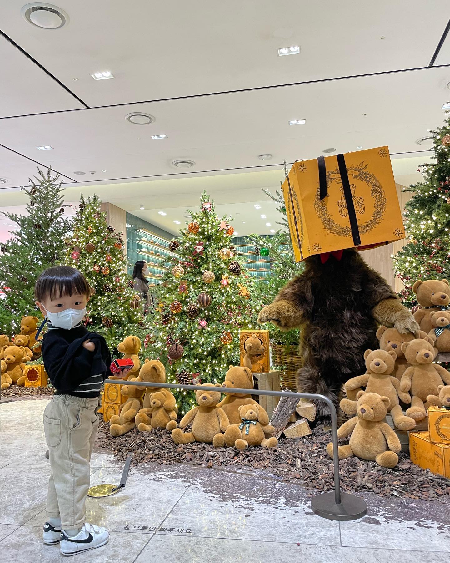 🎄

참 따뜻한 크리스마스분위기
곳곳에 예쁘게 꾸며놓은트리
야외트리는 밤에보면 정말환상적일듯

#크리스마스시즌
#판교
#판교현대