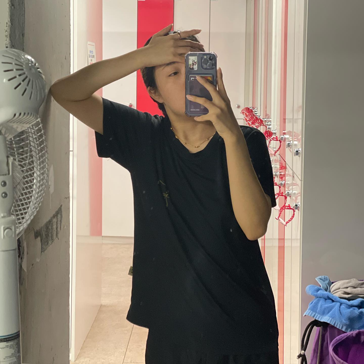 또 넘넘 오랜만에 피드⭐️
졸작 준비로 디따 바쁘고 스트레스 넘치는 하루를 보내고 있어여..
운동갈 시간이 없기도 하지만 체력이 안남는달까,,

그리고 저 고관절다쳤습니다 ㅋㅋㅋㅋ 헤헷 그냥 좀 근육통인가 했는데 아니래여 2주는 물리치료 받고 약먹음서 치료해야한다구 해여
글구 또 어제 운동다녀왔는데 저 전날에 열이 으어어엉 나서 뒤질뻔했어요 혼자 사는건 너무 서러워요 진짜 코로나는 아니래여 ㅎ 비싼걸로 링겔 도핑했더니 몸뚱아리는 움직일만 하길래 스트레칭좀 하고 씻을겸 쌤한테 닭찌도 나눠주러 헬장 다녀왔씀둥

1키로 쪘더라구요 크킄 아프몀 살 빠진다는데 너무 밥을 거하게 먹었나봐요 쌍화탕도 4개 먹었나 흑흑 

글고 운동 좀 쉬면서 집에서 나름 관리 하는데 바디 토너 좋더라구여 
제가 등쪽에 좁살 흉이 좀 심하구 가씀쪽은 가끔 힘들거나 할때 한두개씩 큰것들도 올라오는데 쓰고나면 온몸이 뽀득뽀득 제가 다 깨끗해지는 기분이더라구여 이번에 특수분장 모델해주면서 온몸에 재료들 치덕 거렸는데 덕분에 트러블 하나 없이 잘 견뎠습니당 브러쉬가 진짜 모가 얇구 엄~~청 부르러워서 개꿀이예요'ㅜㅜㅜㅜ 넘 감촉이 첵오 🫶🏻
#킨스 #킨스토너 #등드름 #모공각화증 #각질제거 #좁쌀여드름 #킨스브러쉬 #술병토너 

저는 병원 열심히 다니구 다시 운동 하는 그날을 기다리며 스트레스 받으러 갈께여,,, 안녕😭

--------------- kince.official 
제품 특징🤎
1)단 2주 만에 몸 여드름 90% 개선 : 킨스만의 강력하고 빠른 필링 시스템을 갖춘 워시오프 토너.
2)인체적용실험을 통한 효과 검증 : 단 한 번의 사용으로 각질(39%), 피지(36%), 블랙헤드/화이트헤드(47%), 모공(46%) 감소, 피부결 및 투명도 개선 [P&K 피부연구센터]
3)단백질 분해효소 KERATOPEEL : 오래된 각질 사이의 연결고리를 절단하여 필링 시 피부 자극을 감소시키고 빠른 각질 제거
4)트리플 필링 콤플렉스 : AHA(작은 각질제거), PHA(큰 각질제거), BHA(오일타입 각질제거) 3단계 필링 시스템으로 피부 스케일링
5)병풀의 10배 피부 회복 효과 수크랄페이트 : 피부 화상 치료에 사용되는 수크랄페이트가 필링된 피부에 빠르게 피부장벽을 회복하도록 부스팅
6)세라마이드엔피, 히알루론산 이중보습 : 이중보습으로 피부에 보습을 만들어 여드름의 주범인 과도한 피지분출을 유발하는 건조한 피부를 방지

제품링크 : https://bit.ly/3cc7YoW