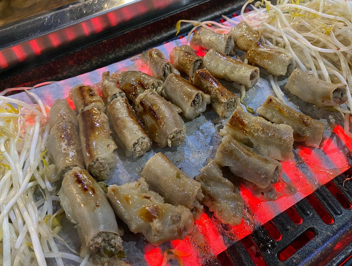 #협찬 #백석역곱창 #곱백

너무 깔끔하고 맛있던 곱백 백석점
반찬 하나하나 너무 깔끔하고 맛있었고 곱창도 너무 맛있더라
특허받은 마늘곱창도 한우알곱창도 맛있고 곱창뚝배기도 너무 맛있었다

적외선불판을 사용해서 기름도 덜 튀고 연기도 잘 잡아주어서 쾌적한 식사가 가능해서 좋았다
가게앞에 주차가능한 공간도 있었다

✔️한우알곱창 26,000원
✔️한우마늘곱창 26,000원
✔️소막창 21,000원
✔️곱창뚝배기 10,000원

📍곱백 백석점
경기 고양시 일산동구 강송로87번길 54-8
📞0507-1413-8898
⏱️매일 15:30~23:00
매달 1,3번째 일요일 정기휴무

#백석역맛집#일산백석역맛집#백석동곱창#백석역소곱창#백석동소곱창#일산곱창#일산소곱창맛집#일산곱창맛집#백석동맛집#일산맛집#백석역6번출구#천주교백석동교회
